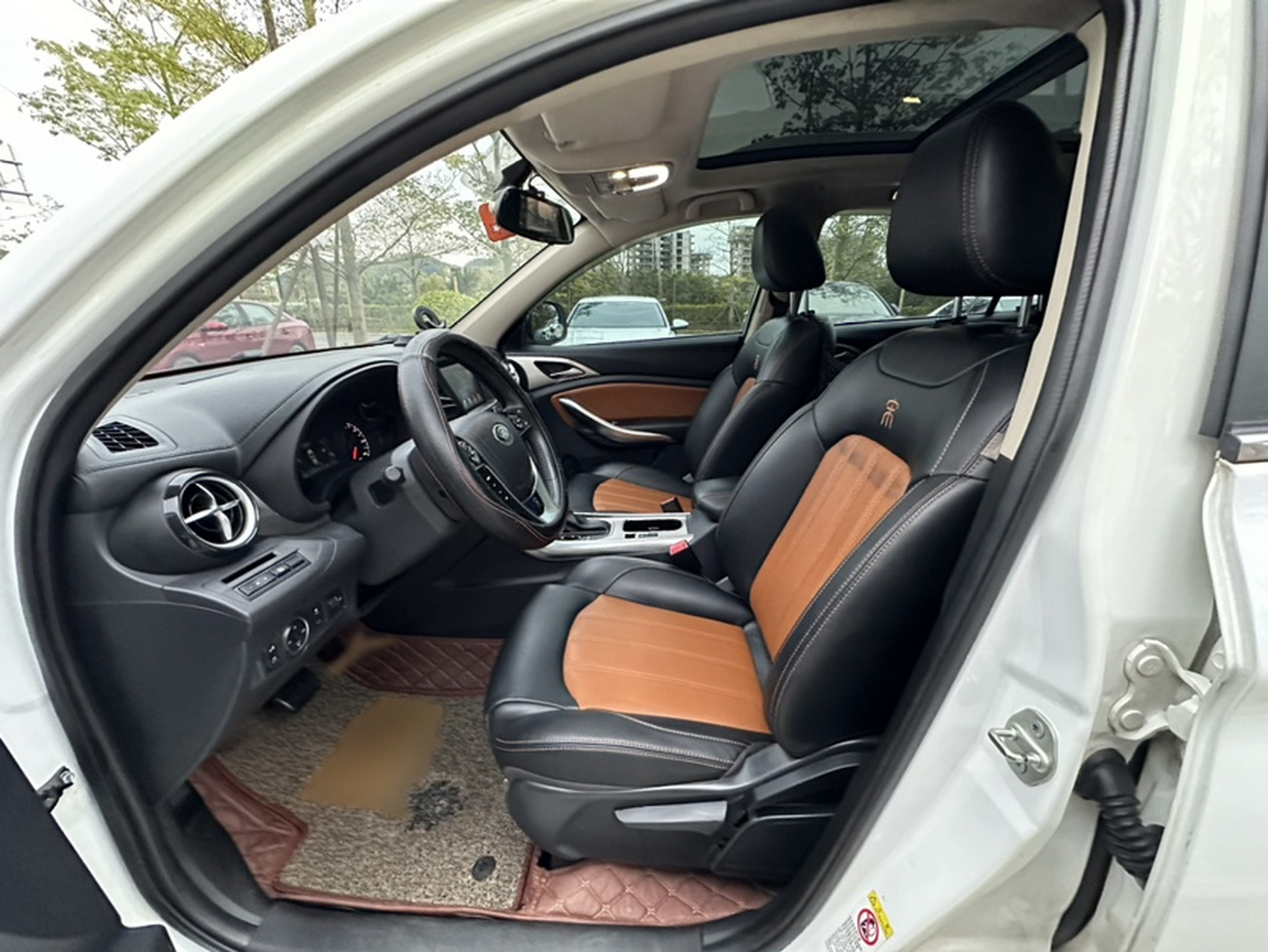 Переднее сиденье в автомобиле