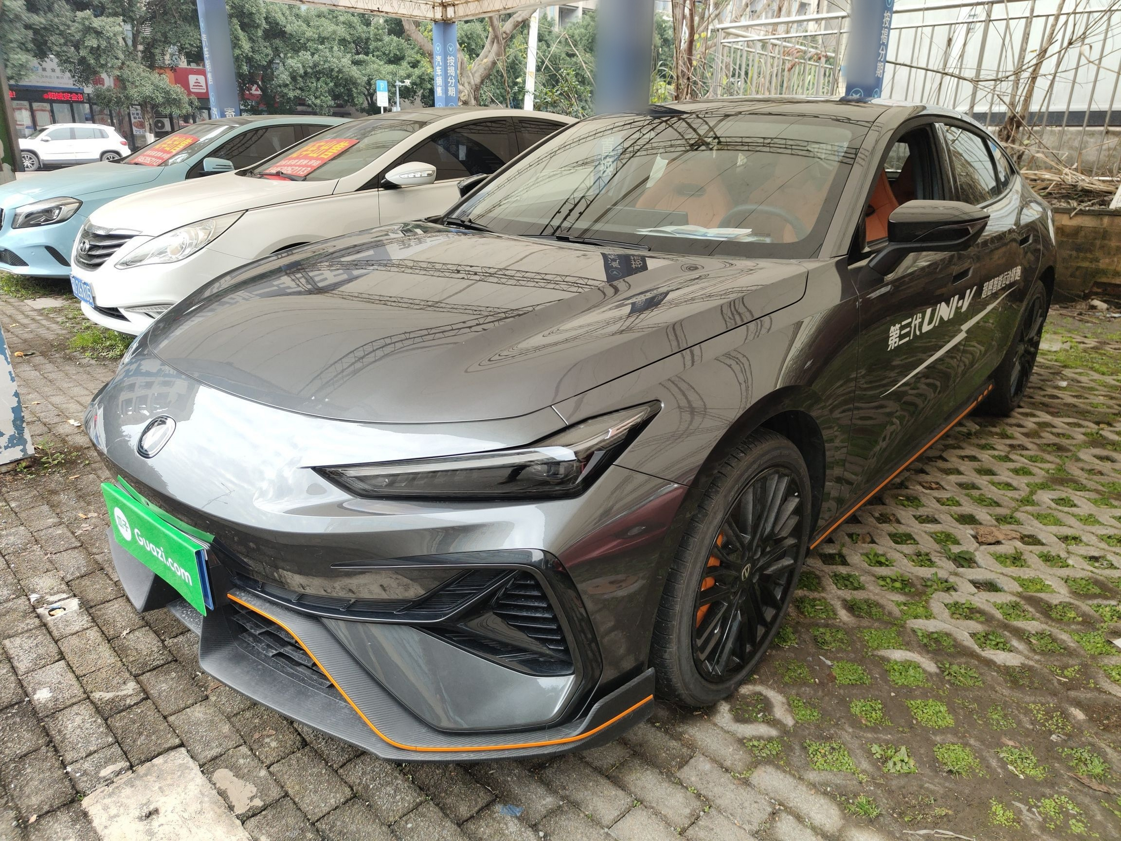 Под передней частью автомобиля