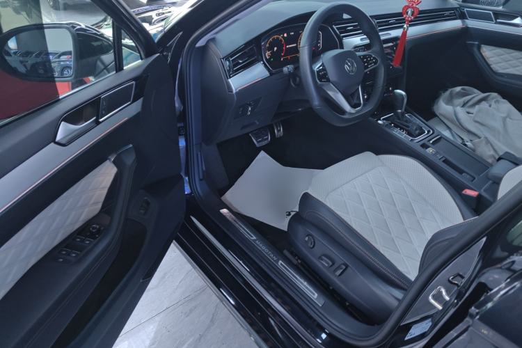 Used Volkswagen Magotan 2024 2 Million Units Zhongxiang Version 330TSI DSG Luxury Edition
