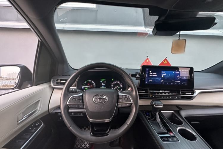 Used Toyota Sienna 2023 2.5L Hybrid Deluxe Edition
