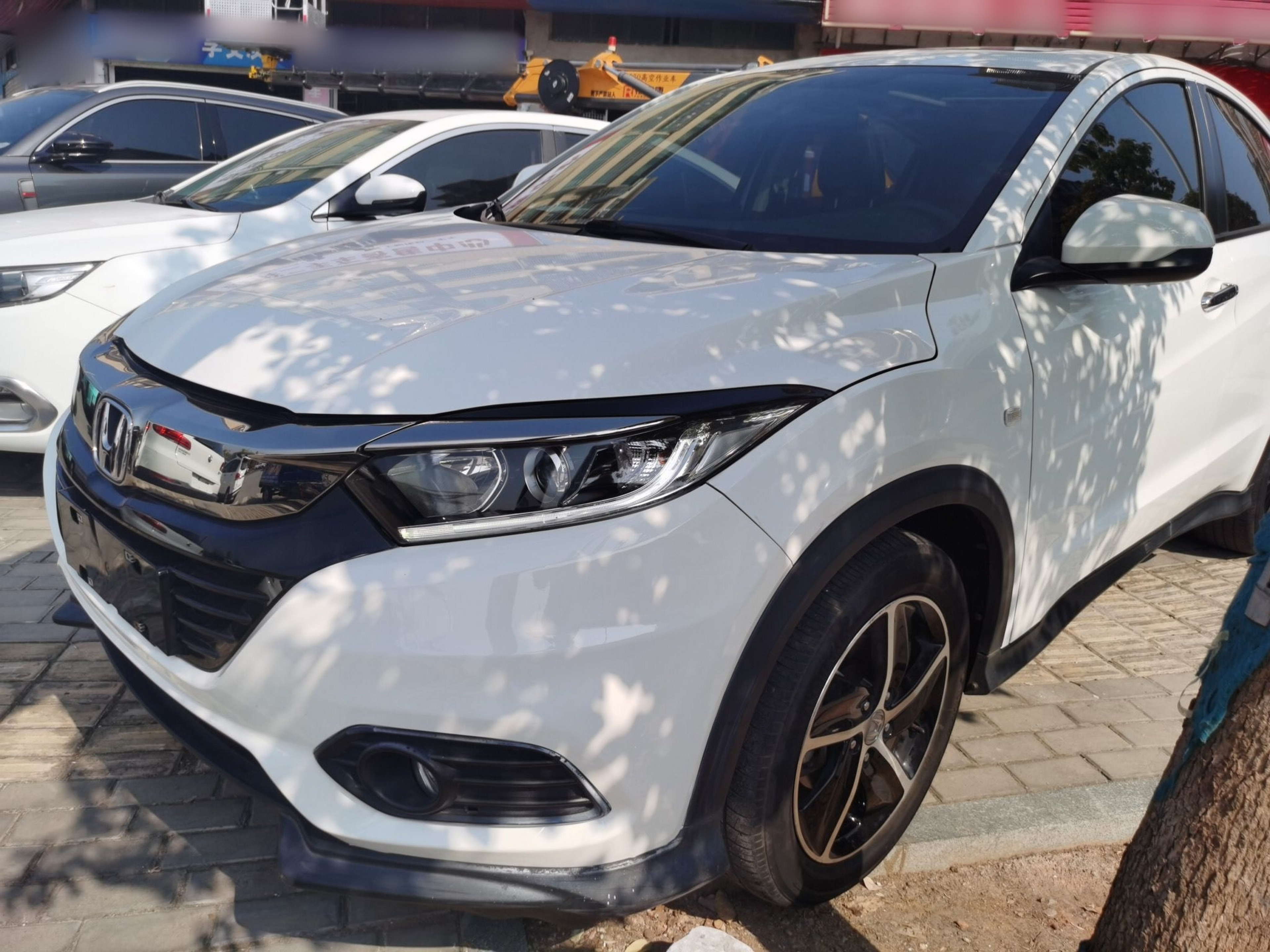 Под передней частью автомобиля