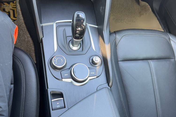 Used Alfa Romeo Giulia 2017 2.0T 280HP Luxury Edition
