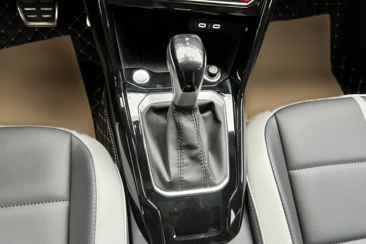 Used Volkswagen T-ROC 2023 300TSI DSG Two-Wheel-Drive Chen Guang Edition
