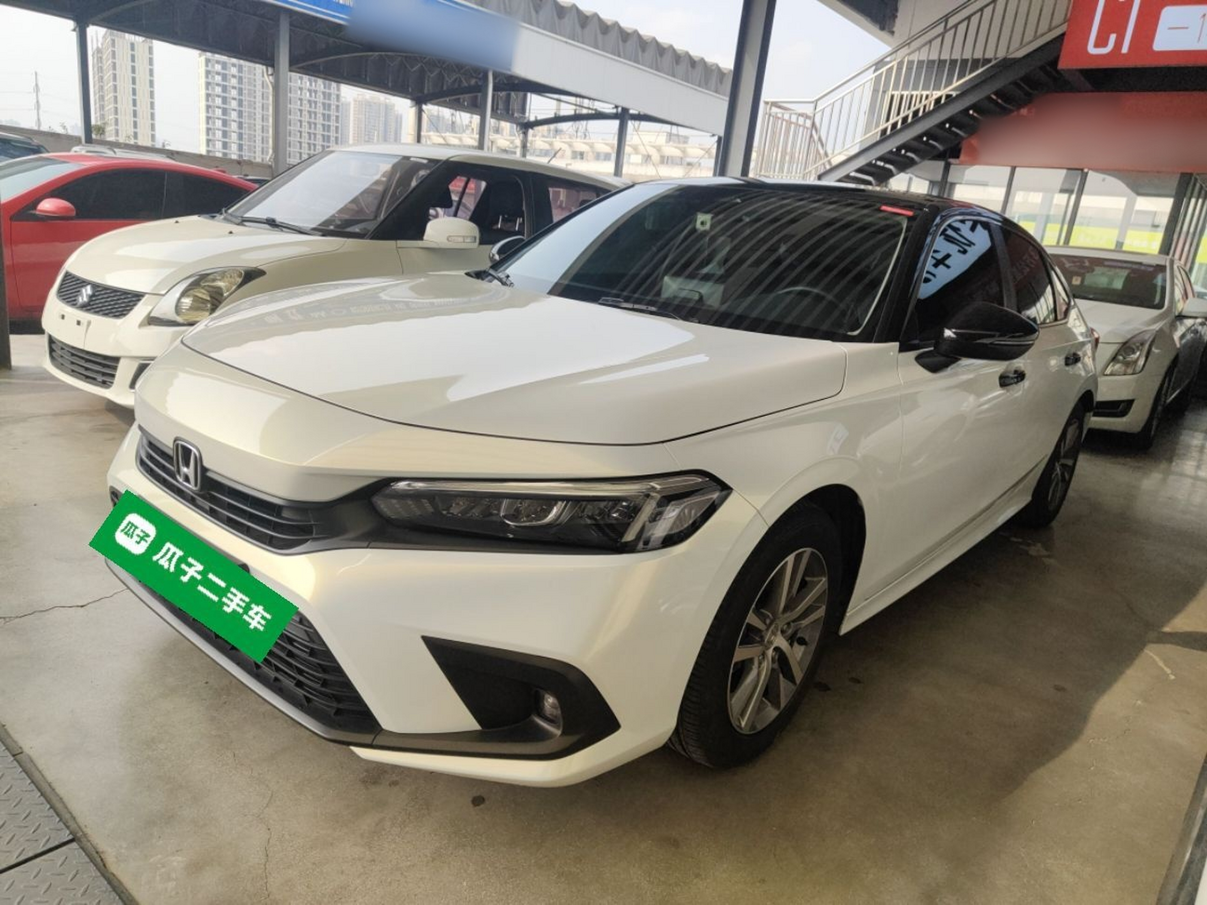 تحت مقدمة السيارة