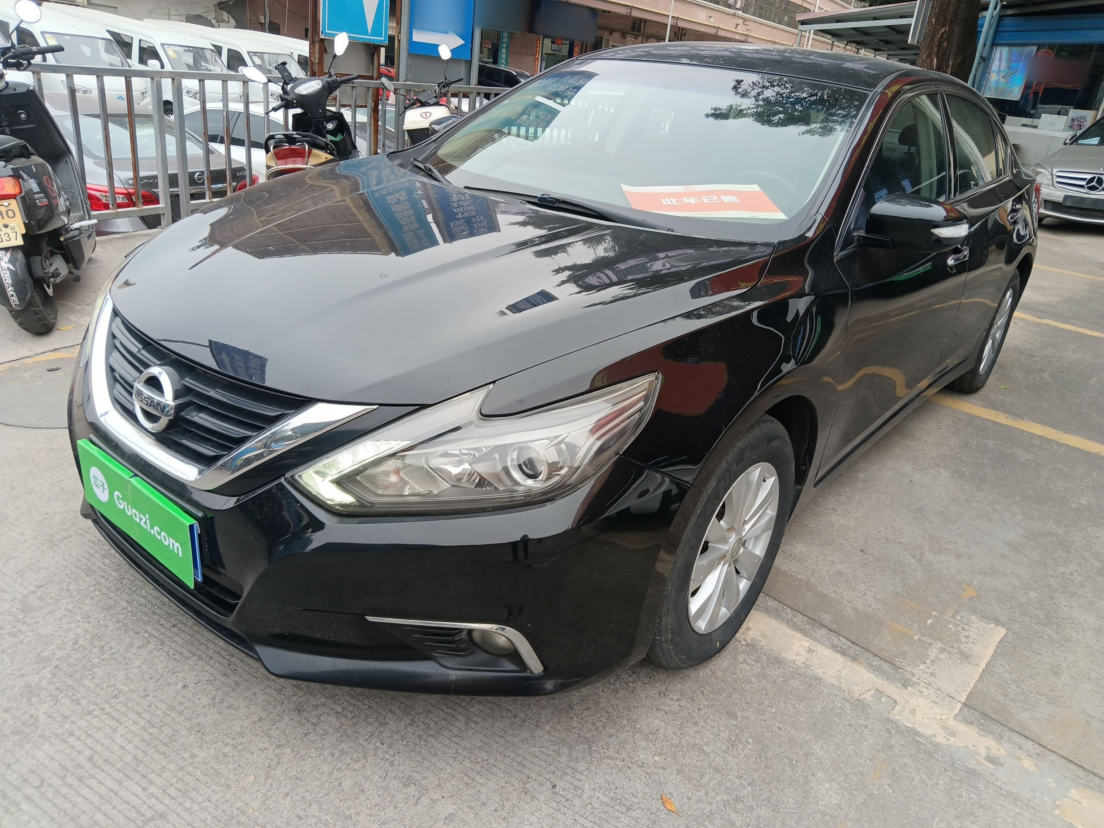 تحت مقدمة السيارة