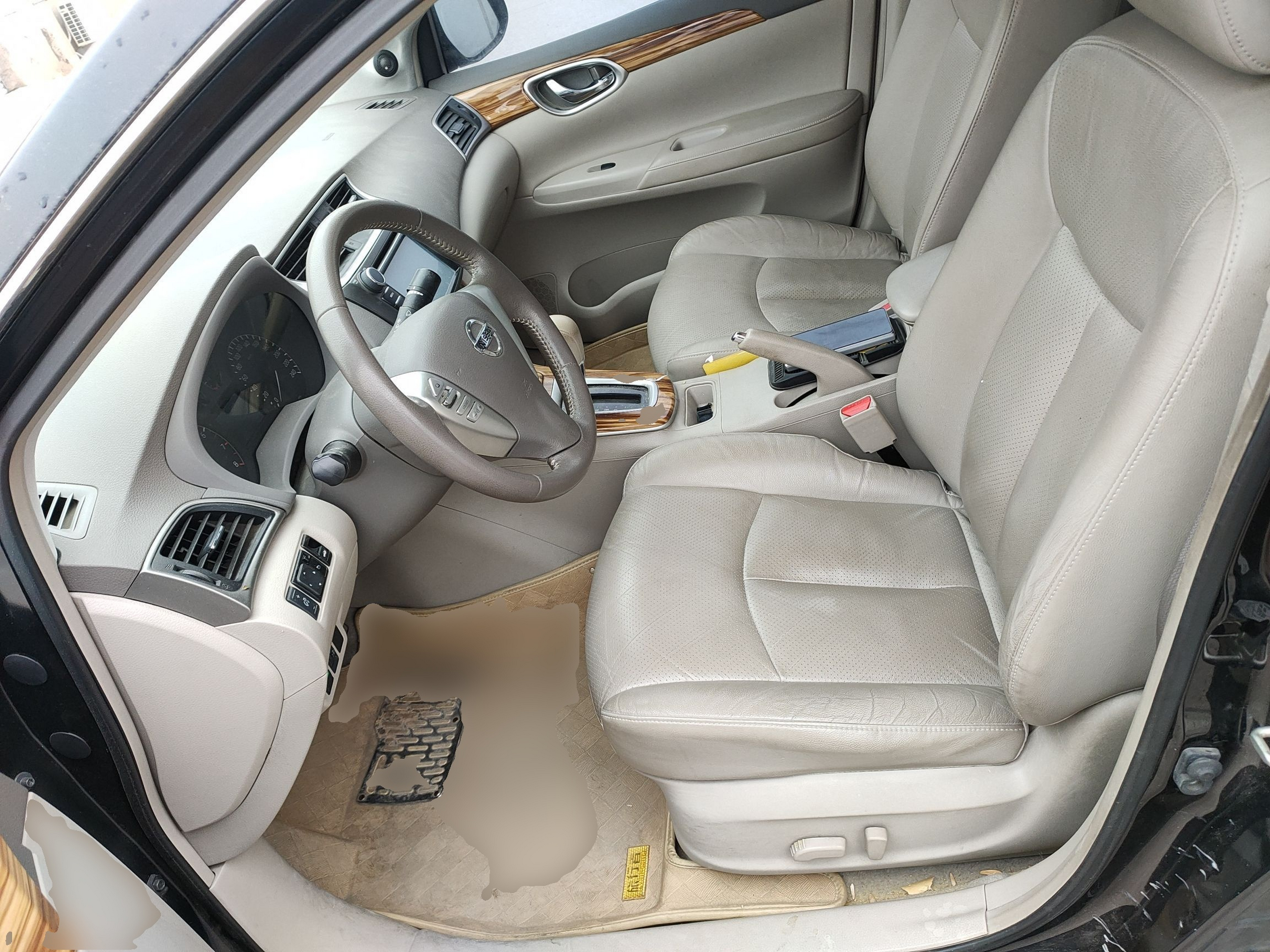 المقاعد الأمامية داخل السيارة