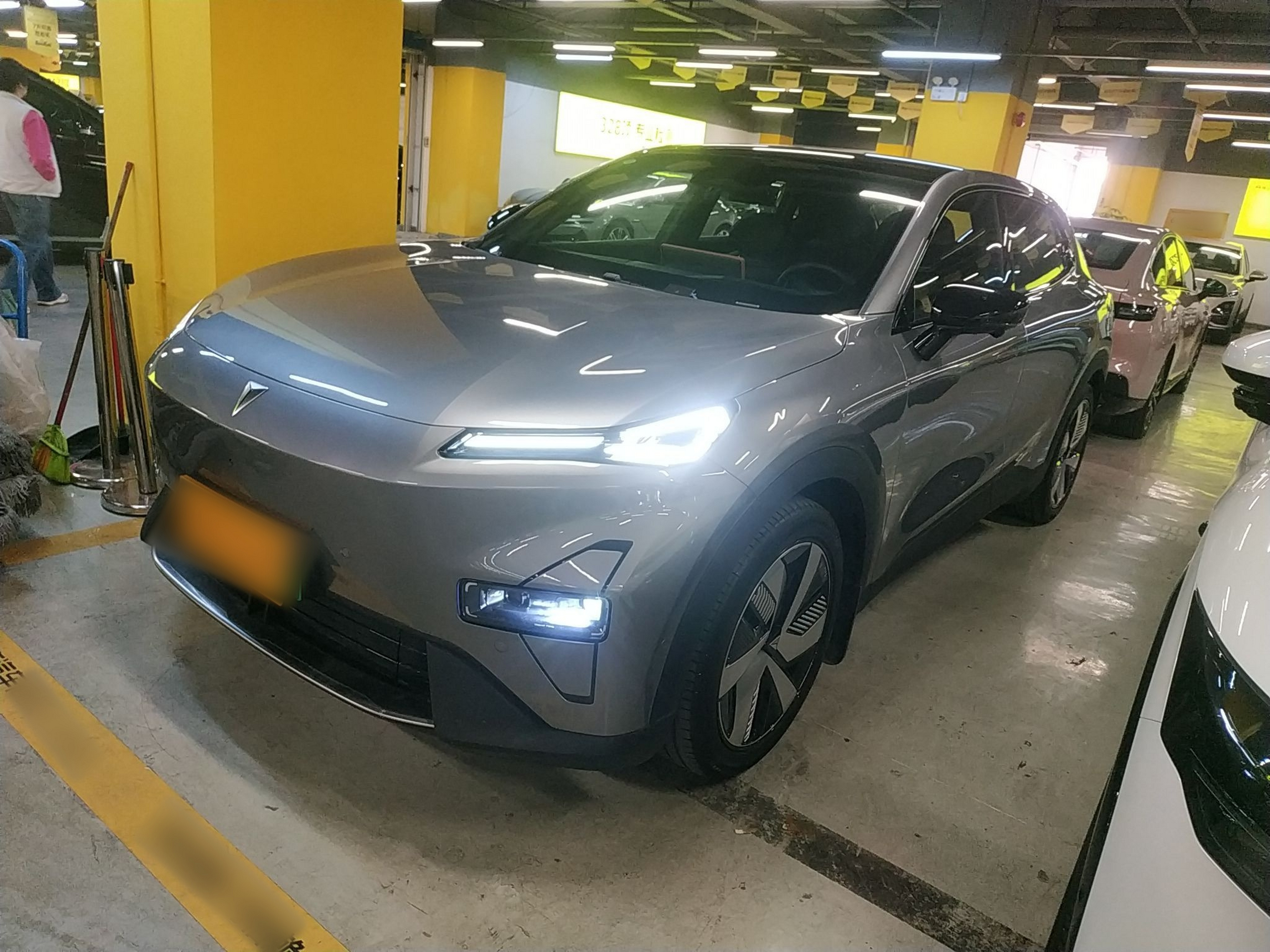 تحت مقدمة السيارة