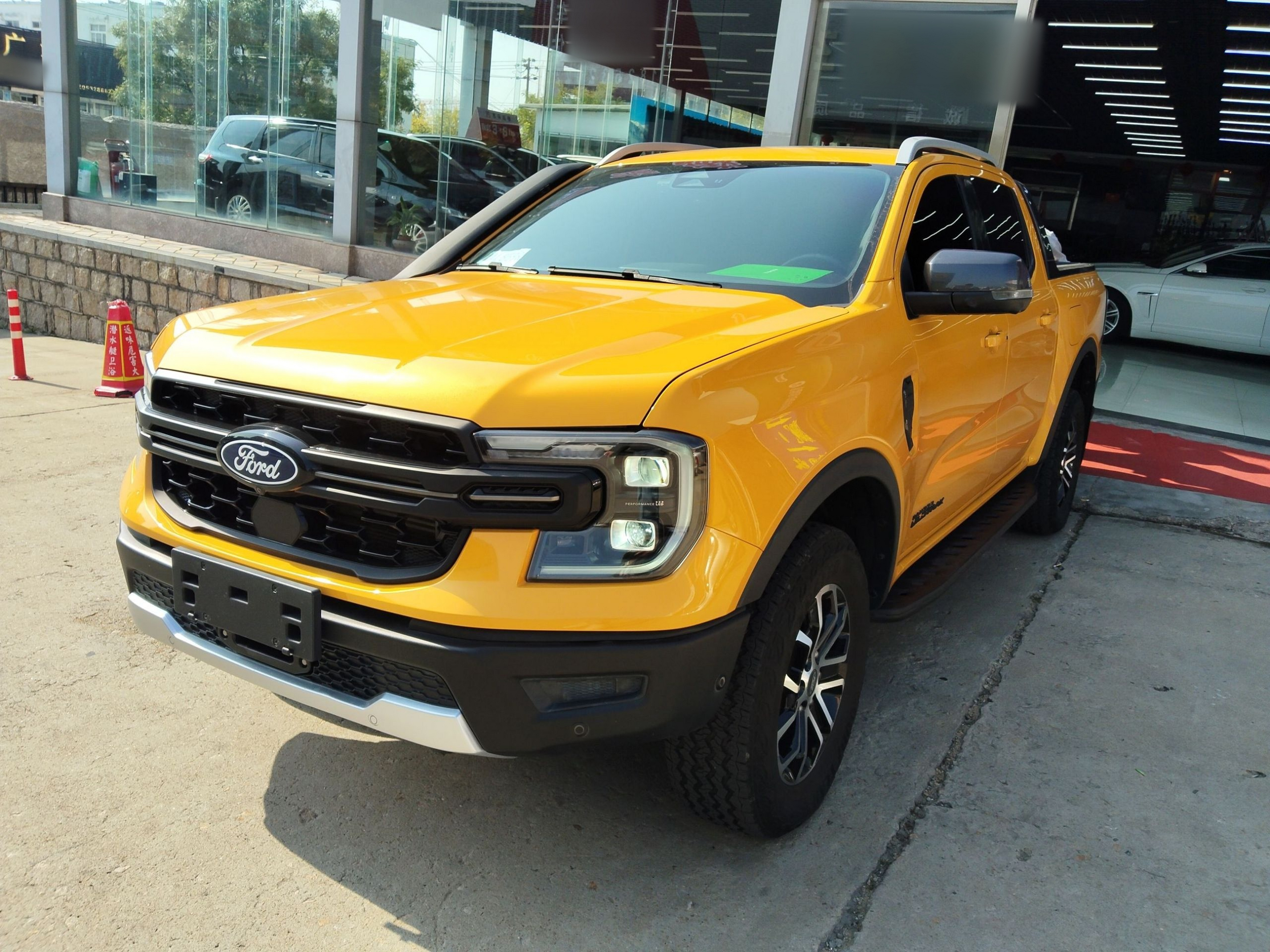 تحت مقدمة السيارة