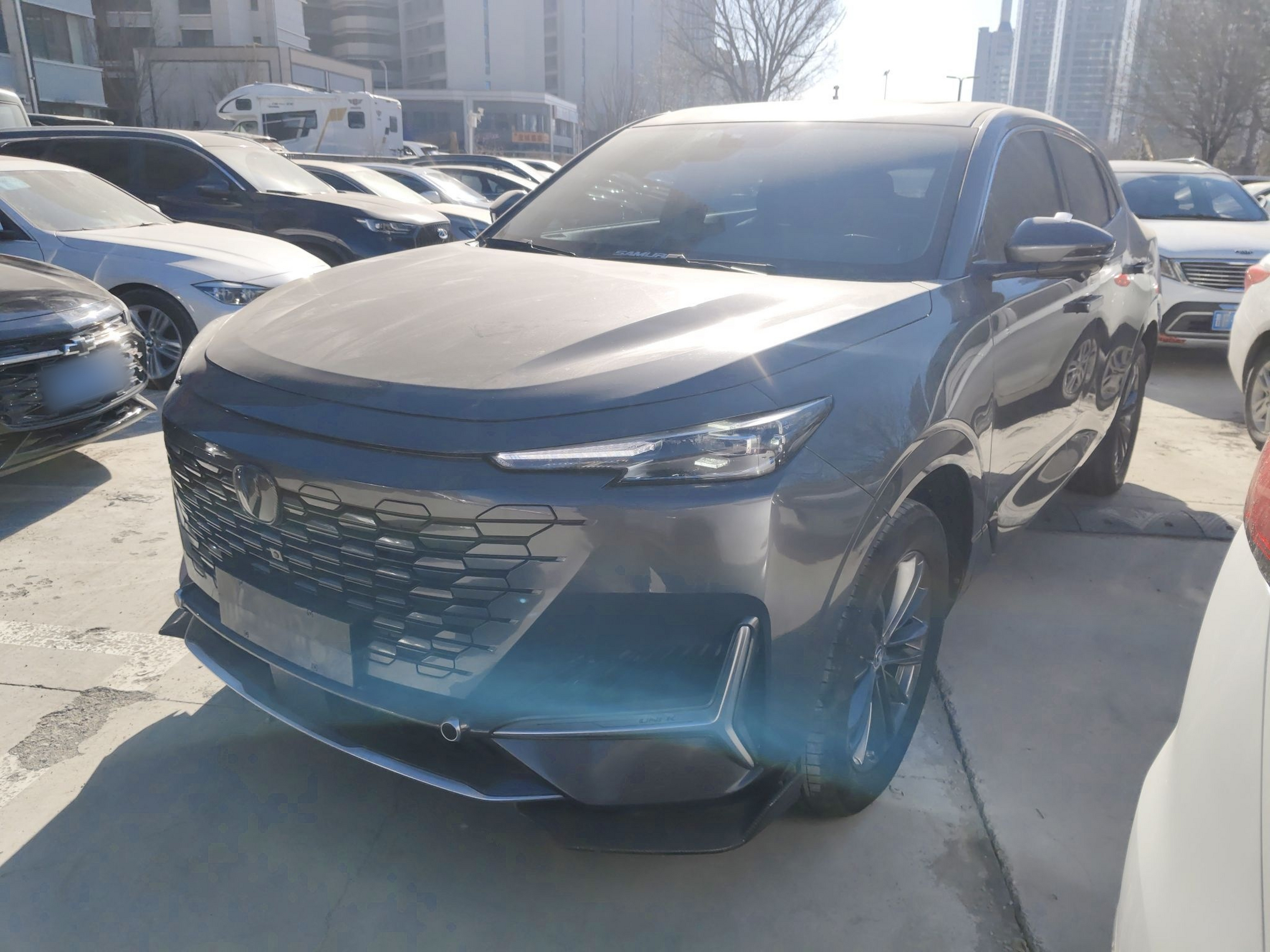 تحت مقدمة السيارة