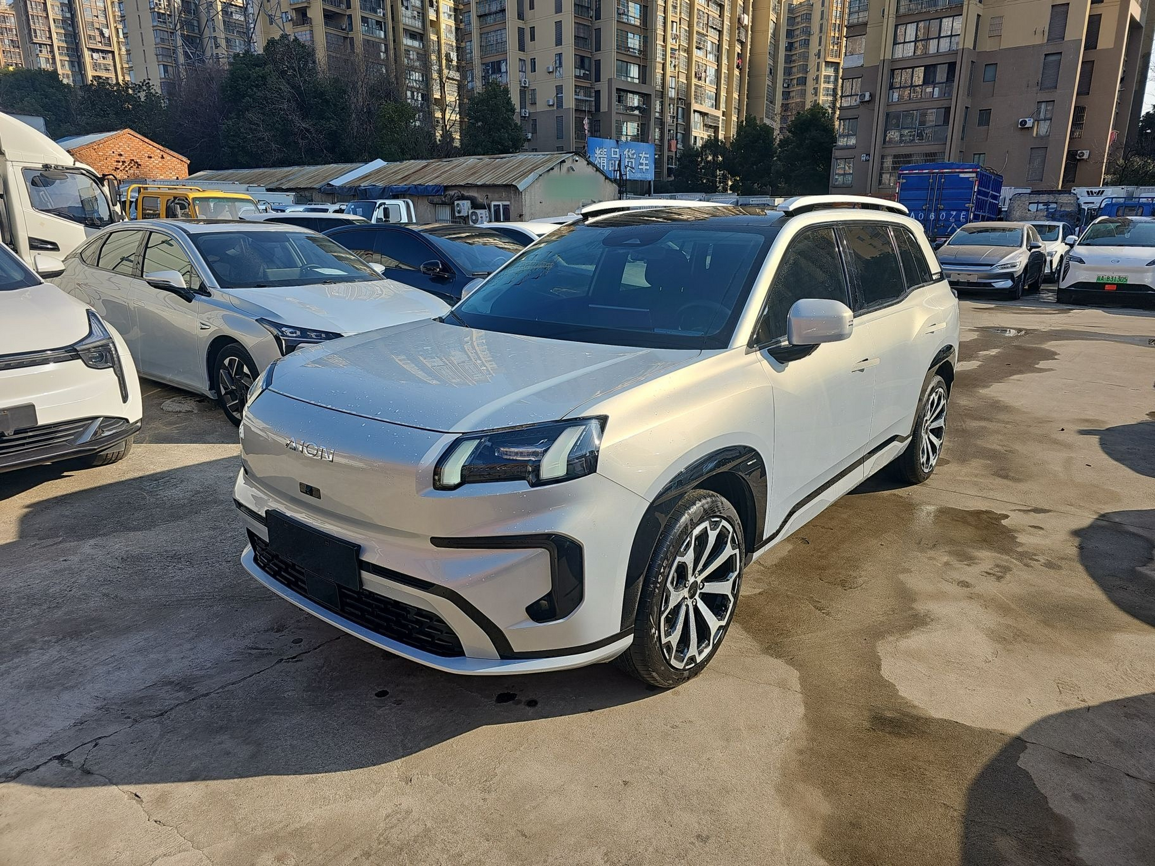 تحت مقدمة السيارة