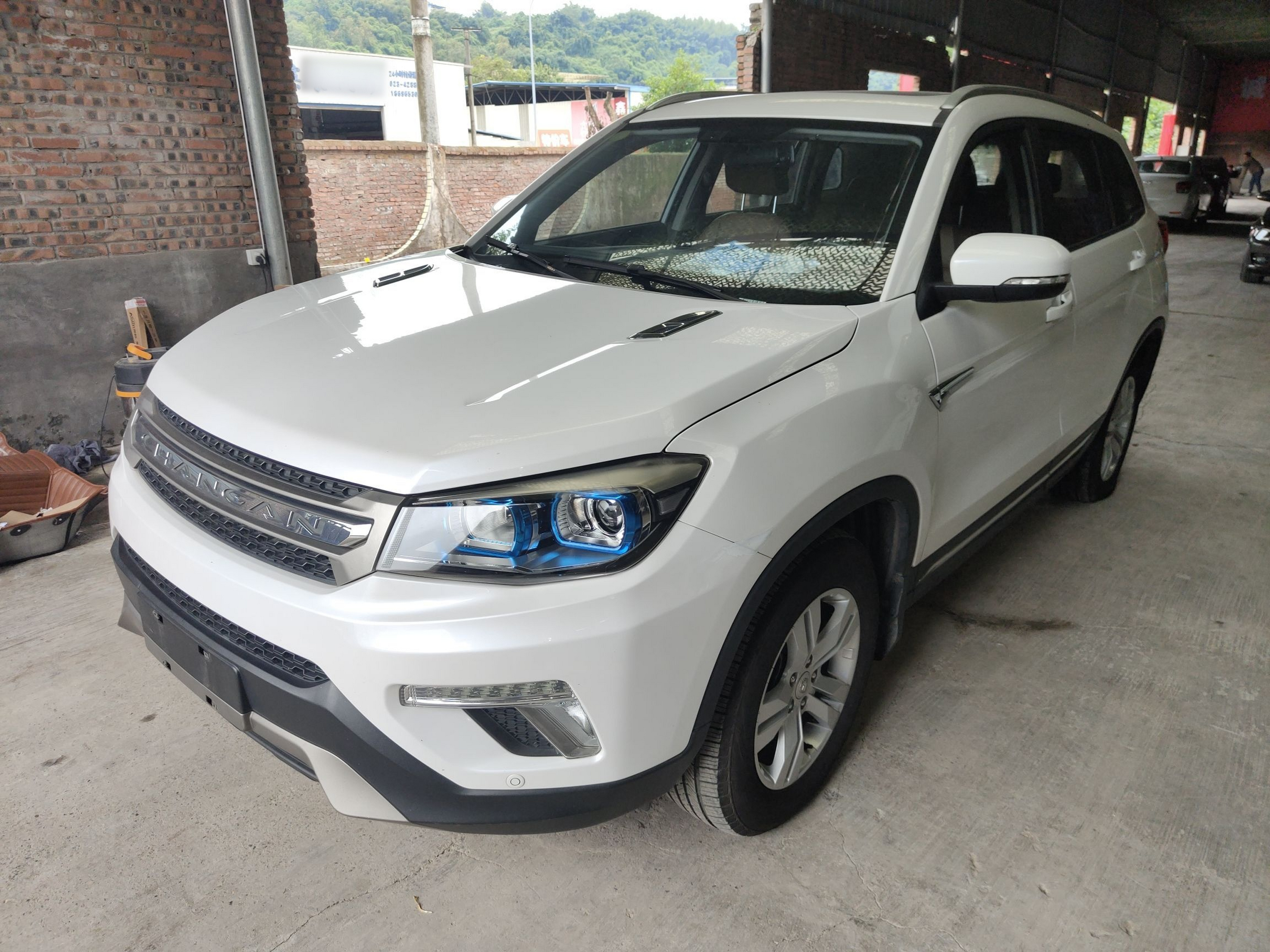 تحت مقدمة السيارة