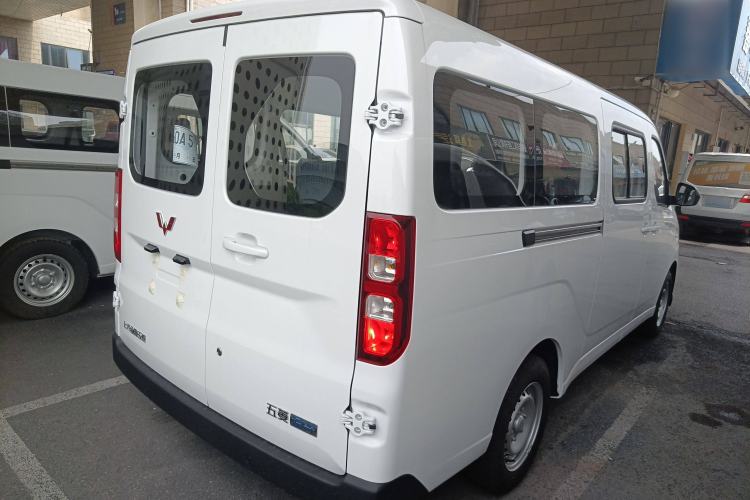 Used Wuling Yangguang 2024 300KM Comfort Version Passenger Van 75kW
