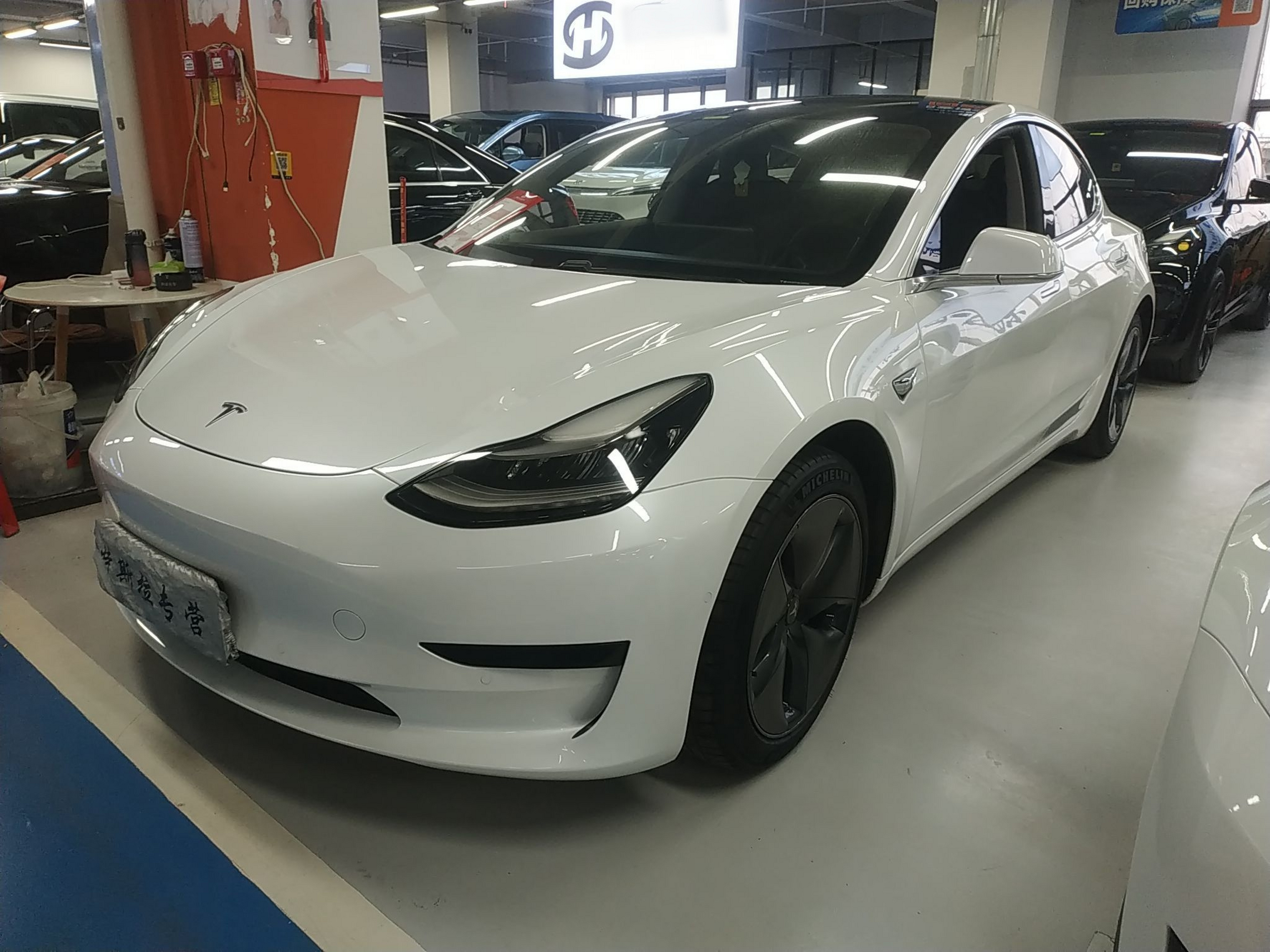 Под передней частью автомобиля