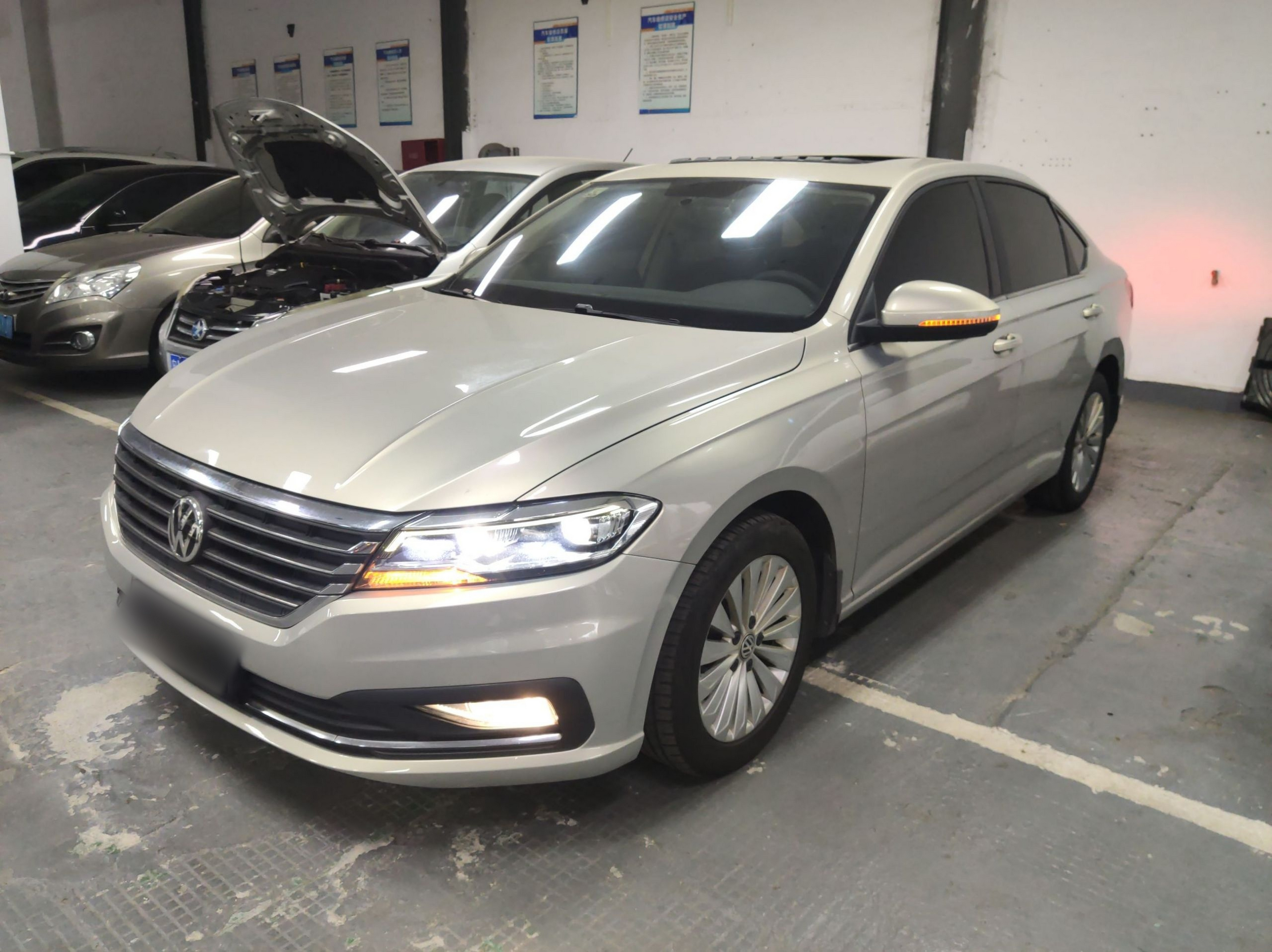 تحت مقدمة السيارة