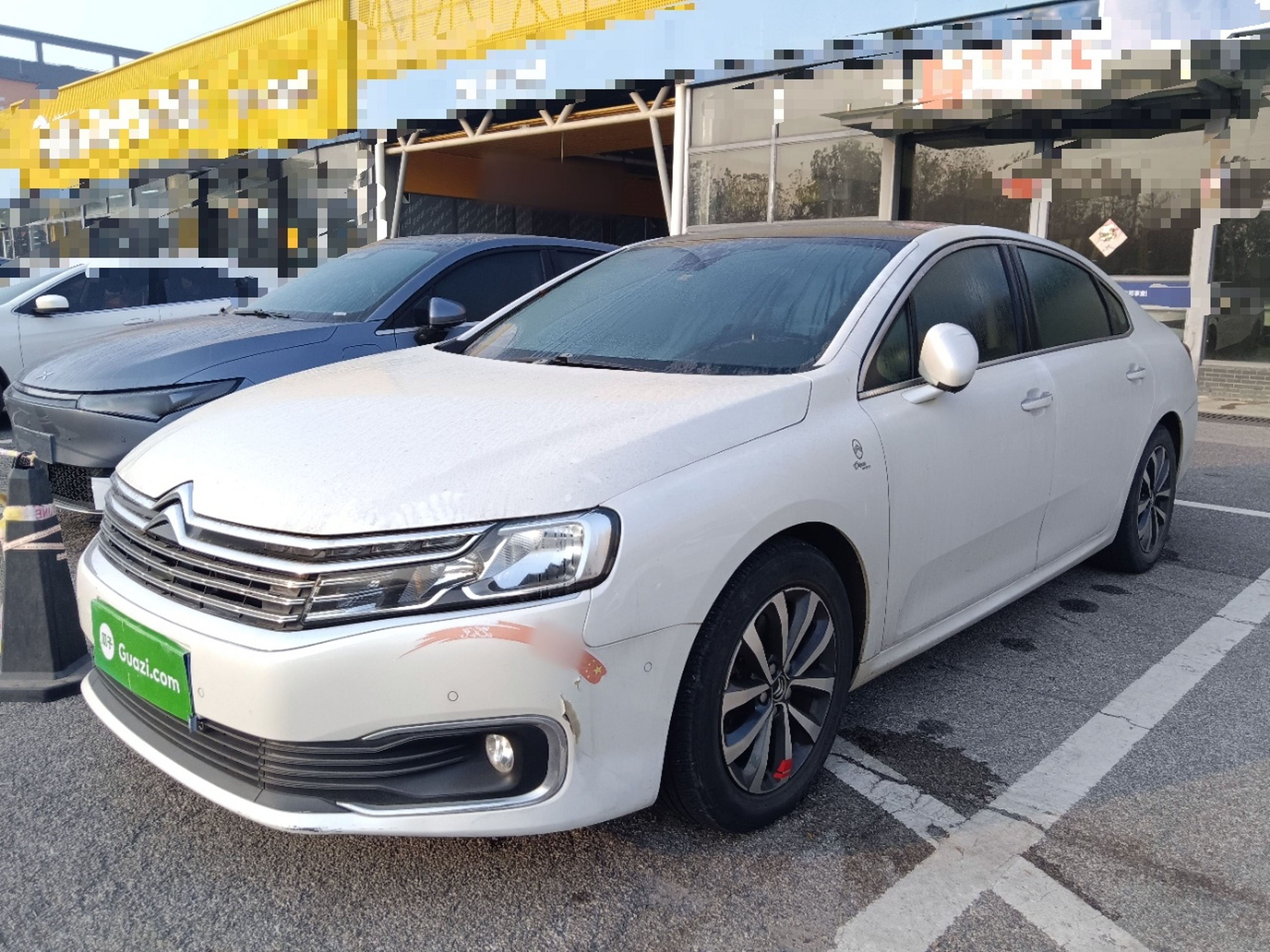 Под передней частью автомобиля