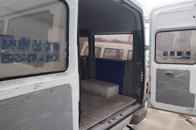 Used Iveco Daily 2021 2.5T A35 M1 Passenger Van 5-9 Seater Short Wheelbase Mid-Roof Design Dual Tires Side Sliding Door
