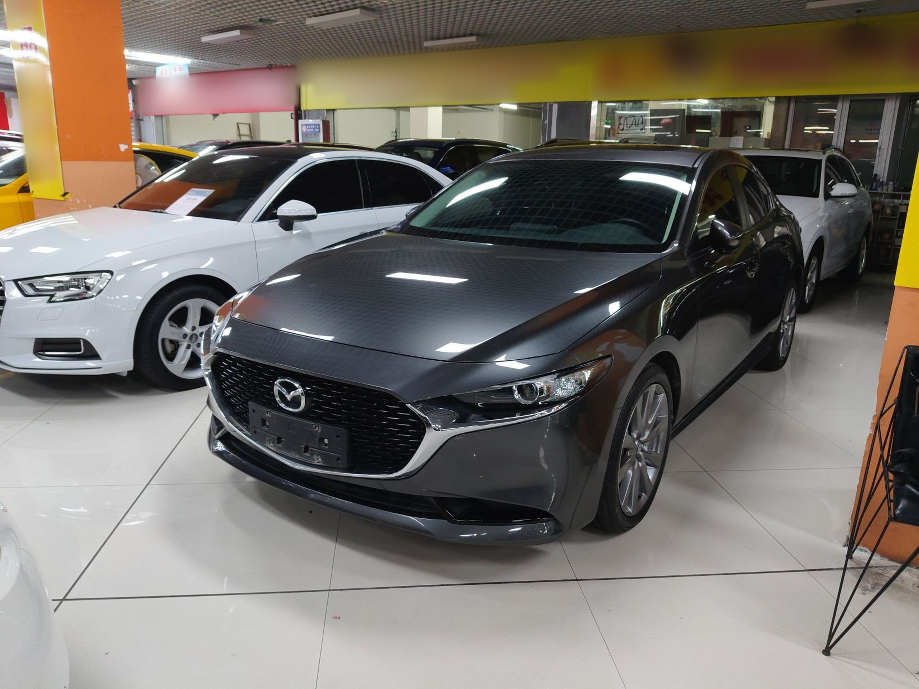 تحت مقدمة السيارة