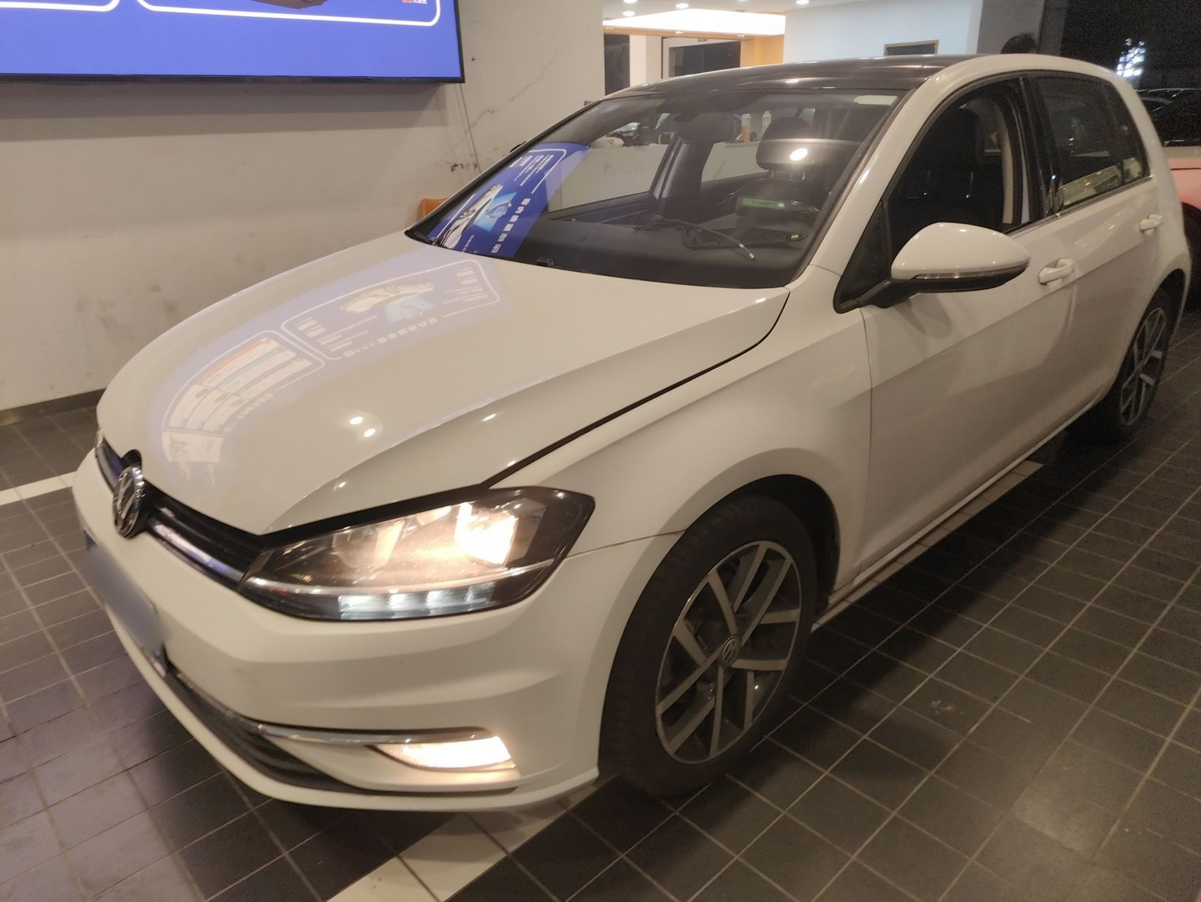 تحت مقدمة السيارة