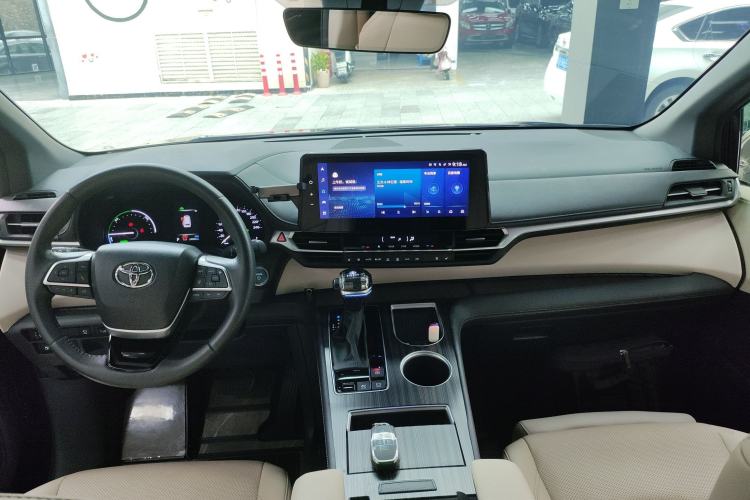 Used Toyota Sienna 2023 2.5L Hybrid Deluxe Edition
