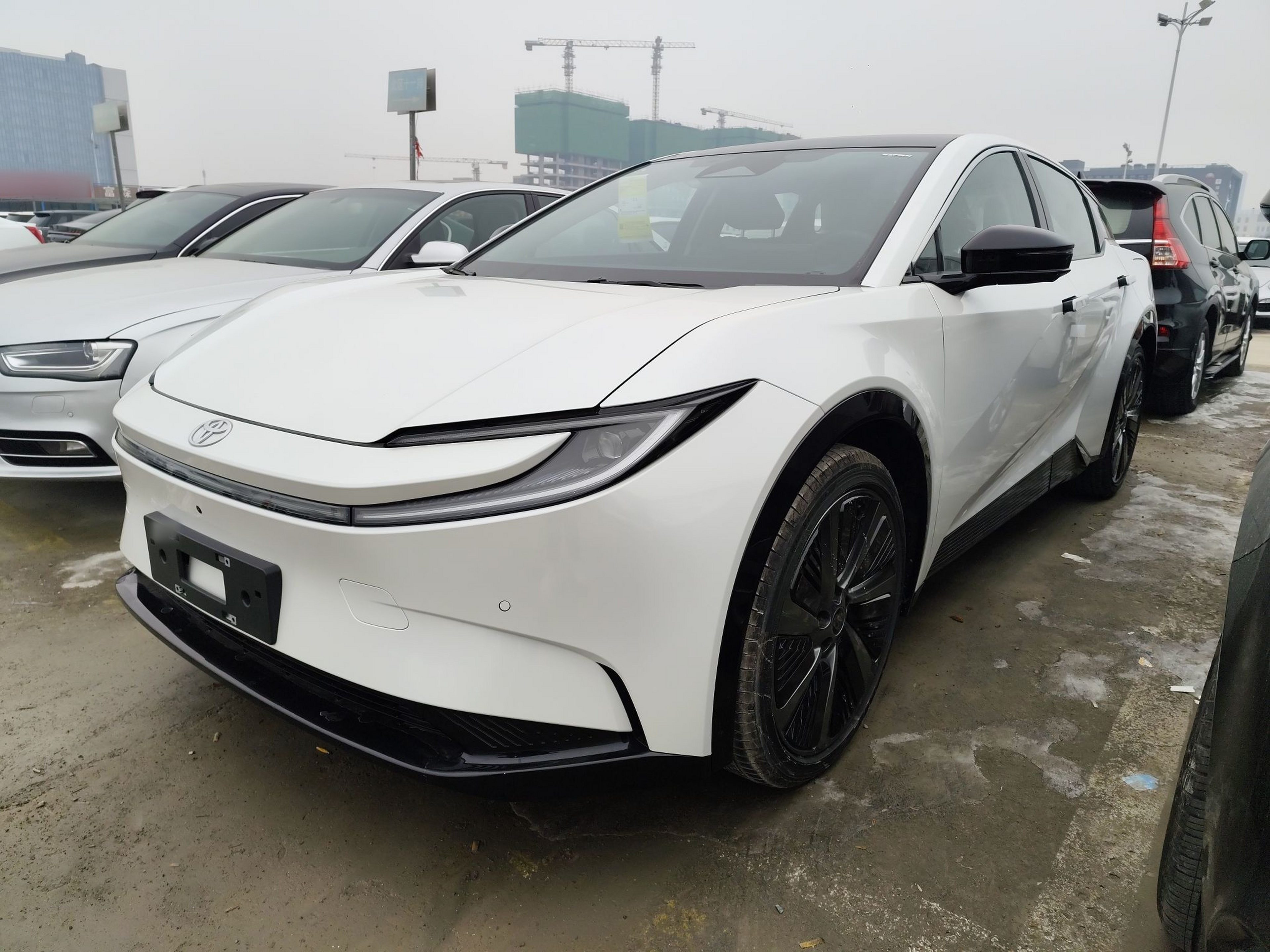 Под передней частью автомобиля