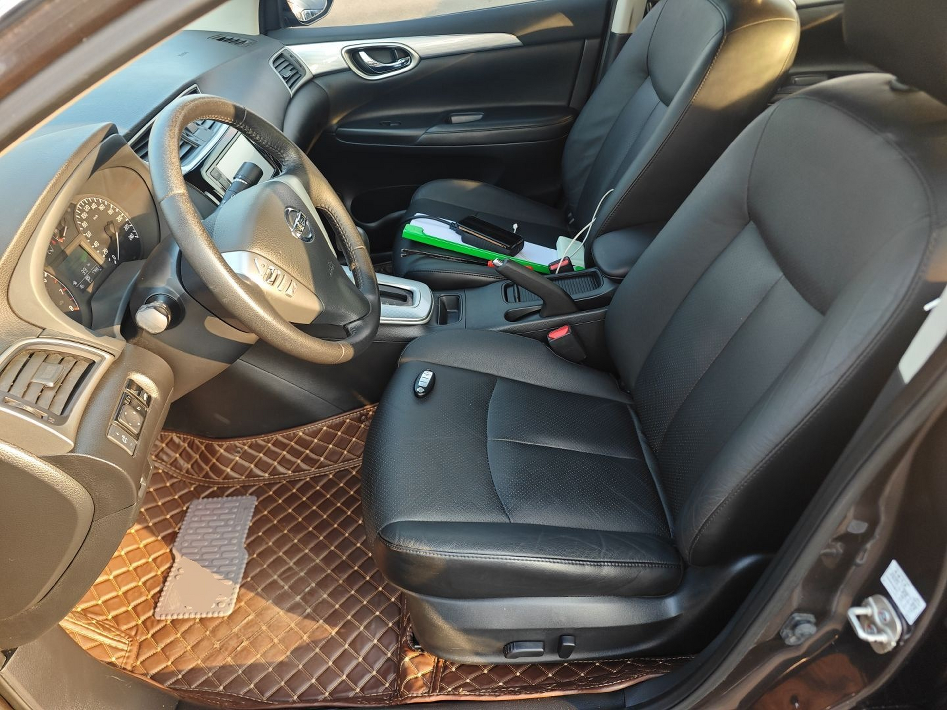 المقاعد الأمامية داخل السيارة