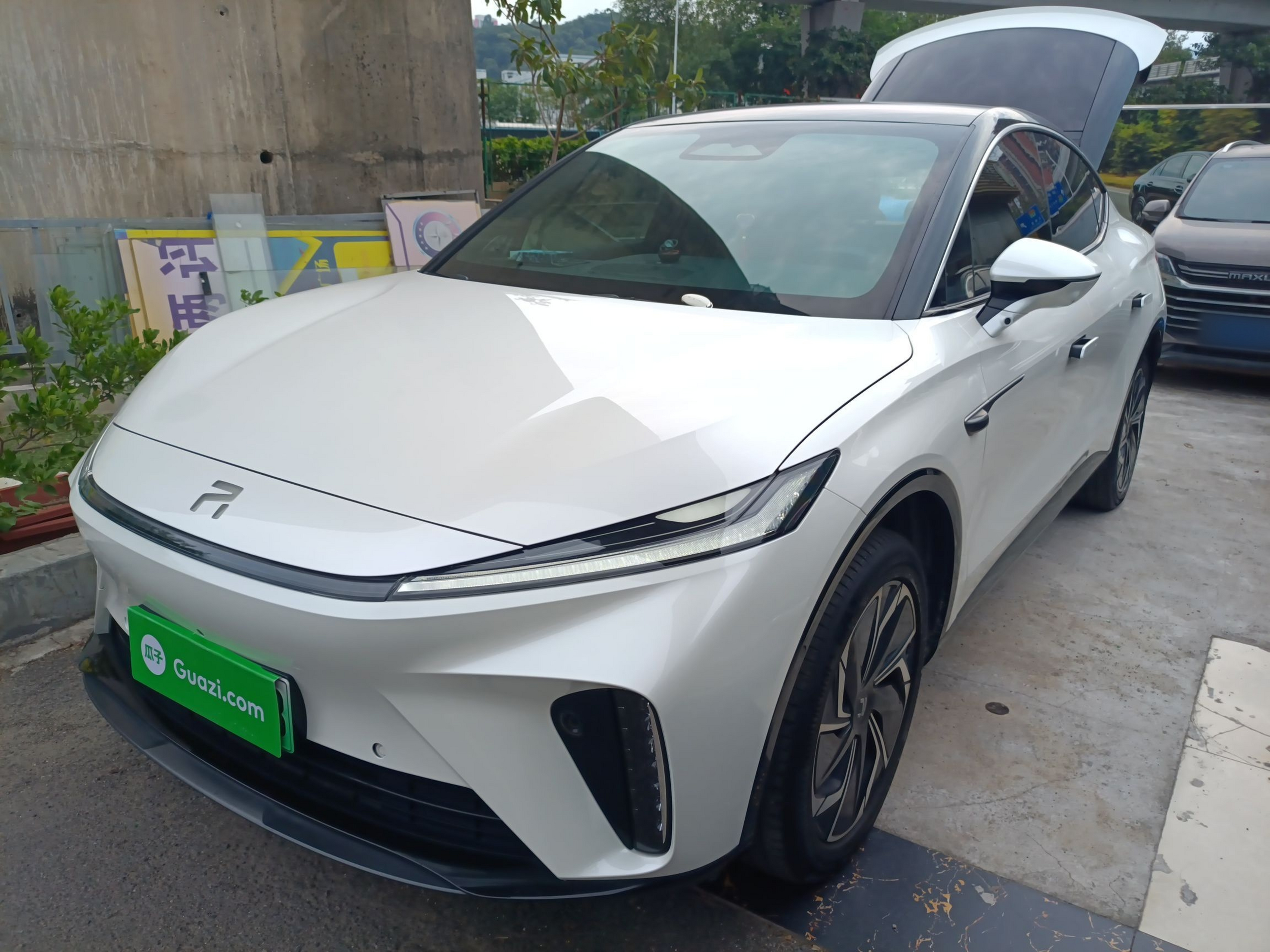 Под передней частью автомобиля