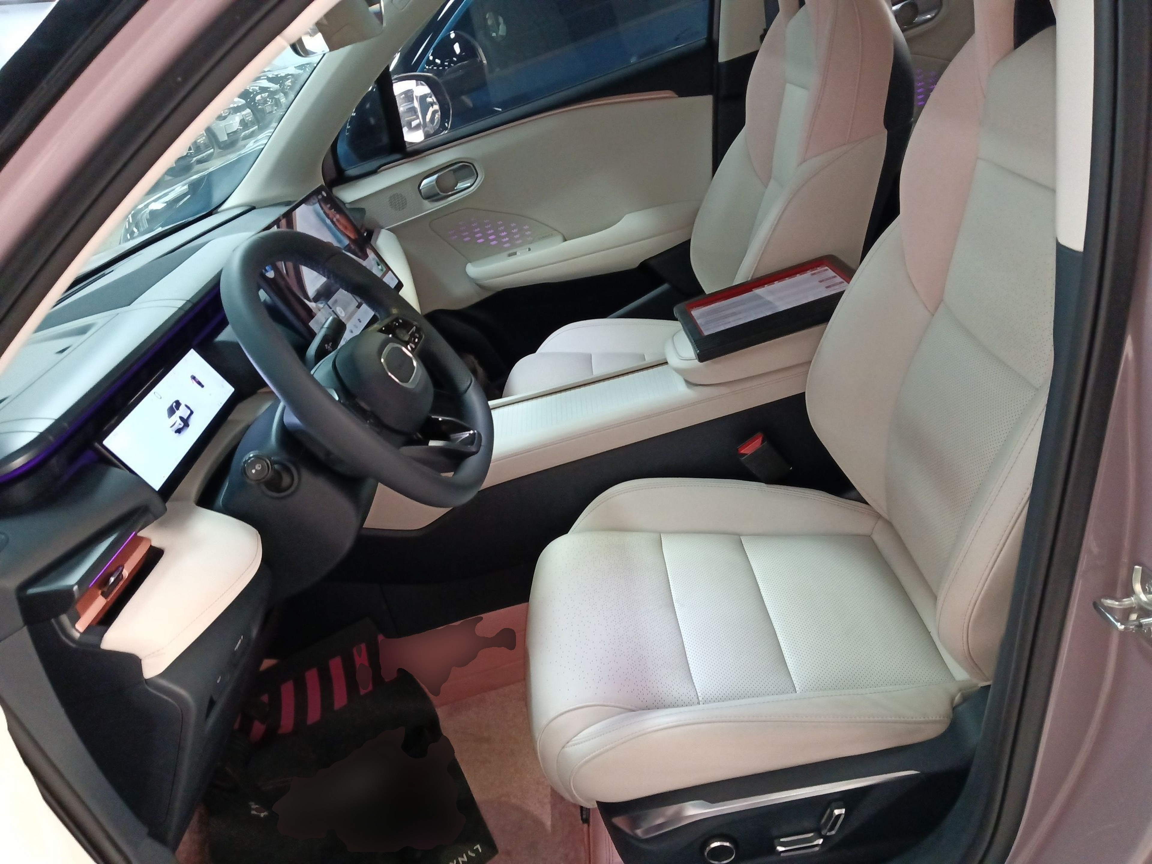 المقاعد الأمامية داخل السيارة