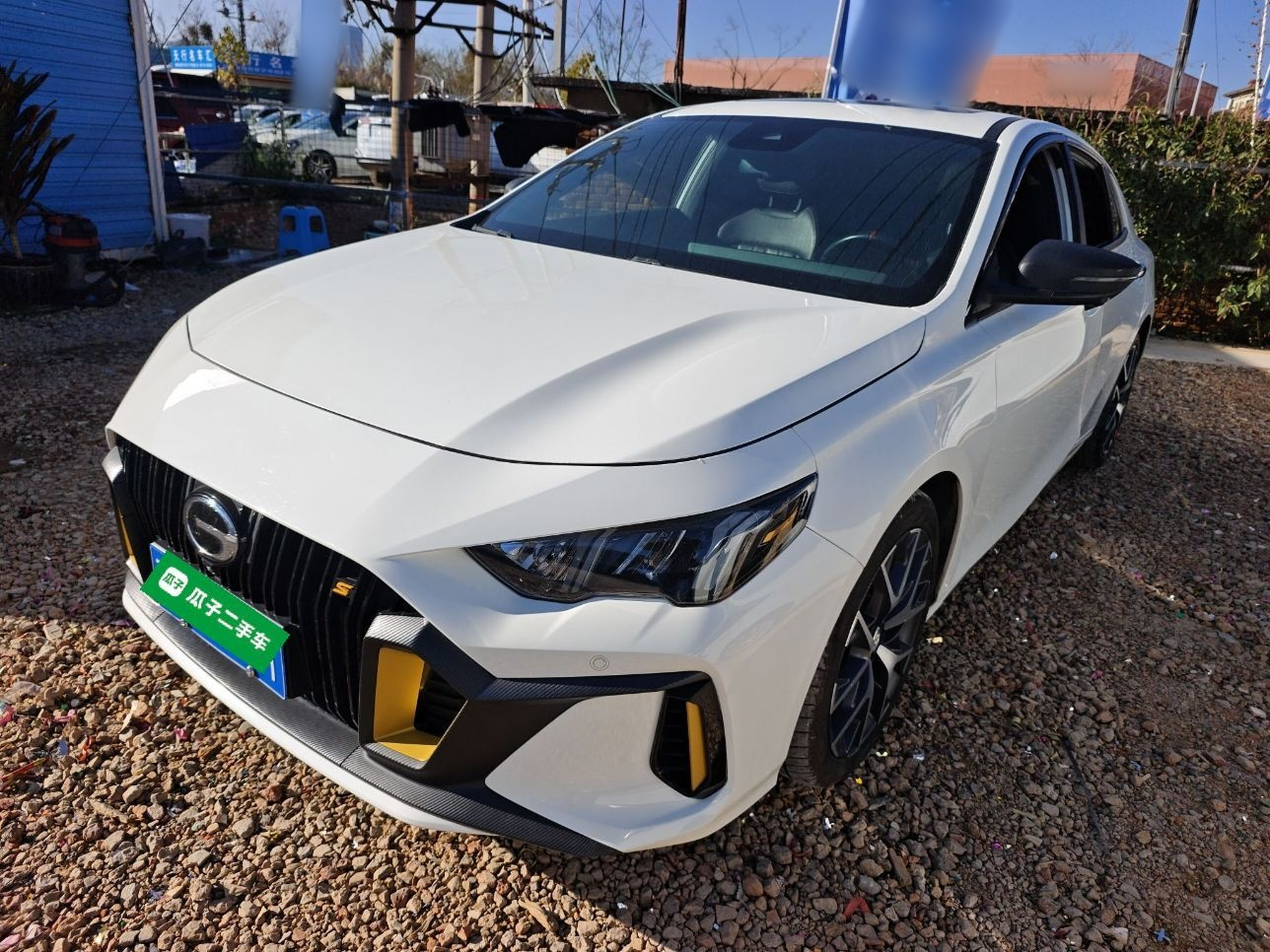 تحت مقدمة السيارة