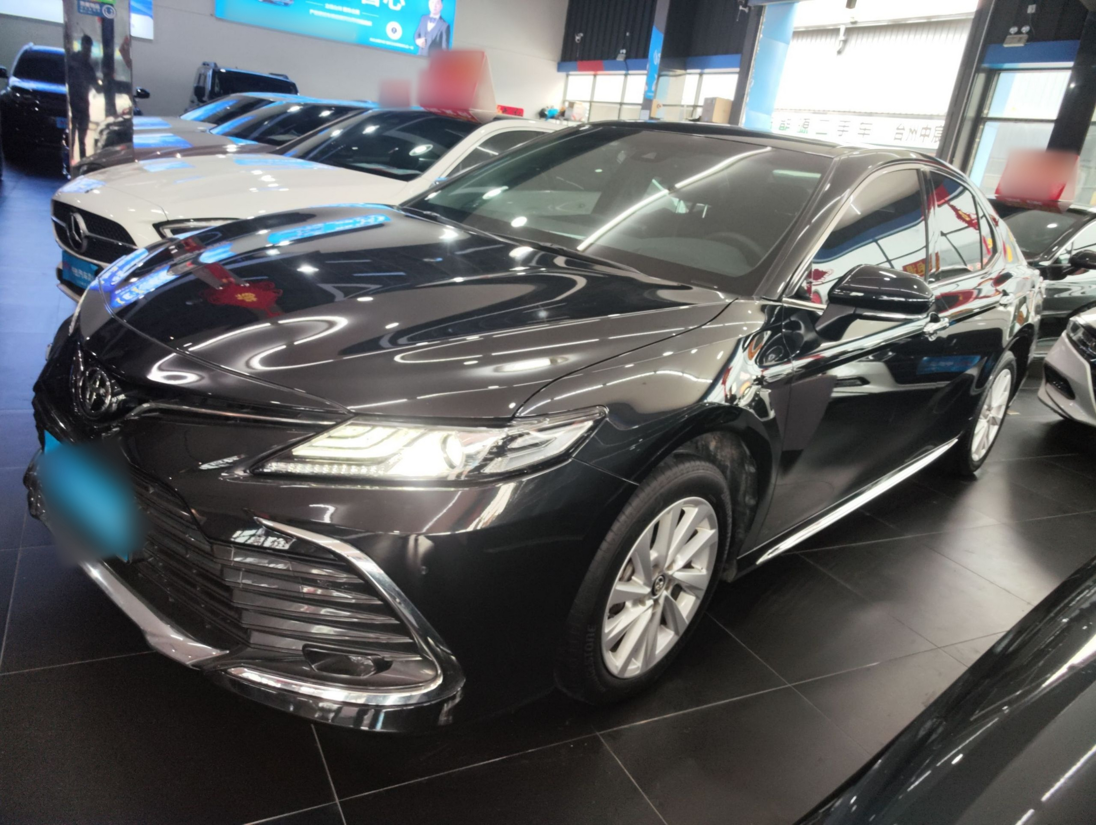 Под передней частью автомобиля