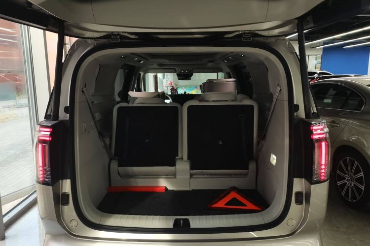 Used Volvo EM90 2025 Ultra Six-Seater
