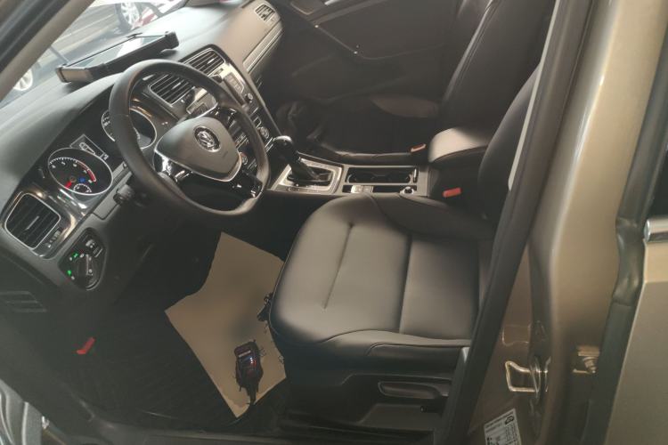 Used Volkswagen Golf 2017 1.6L Automatic Comfort Million-Vehicle Anniversary Edition
