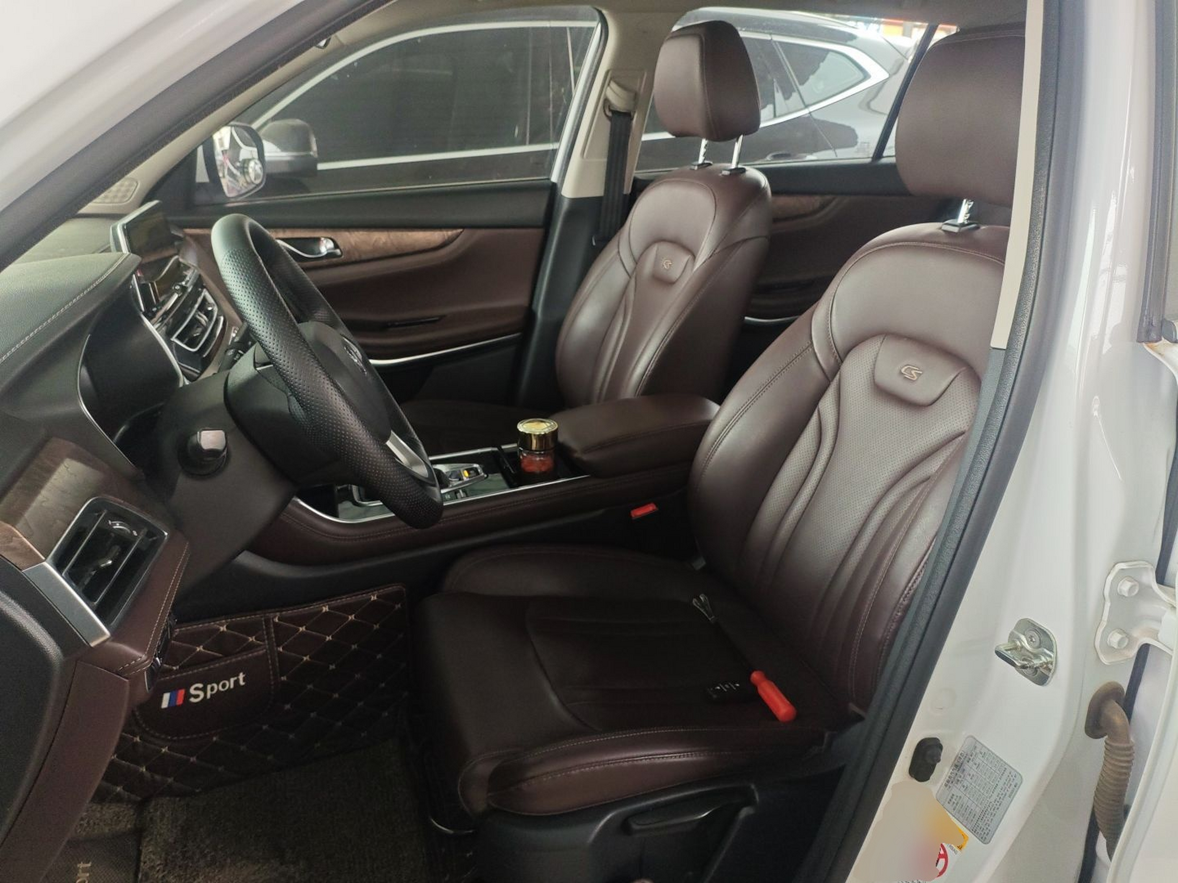 المقاعد الأمامية داخل السيارة