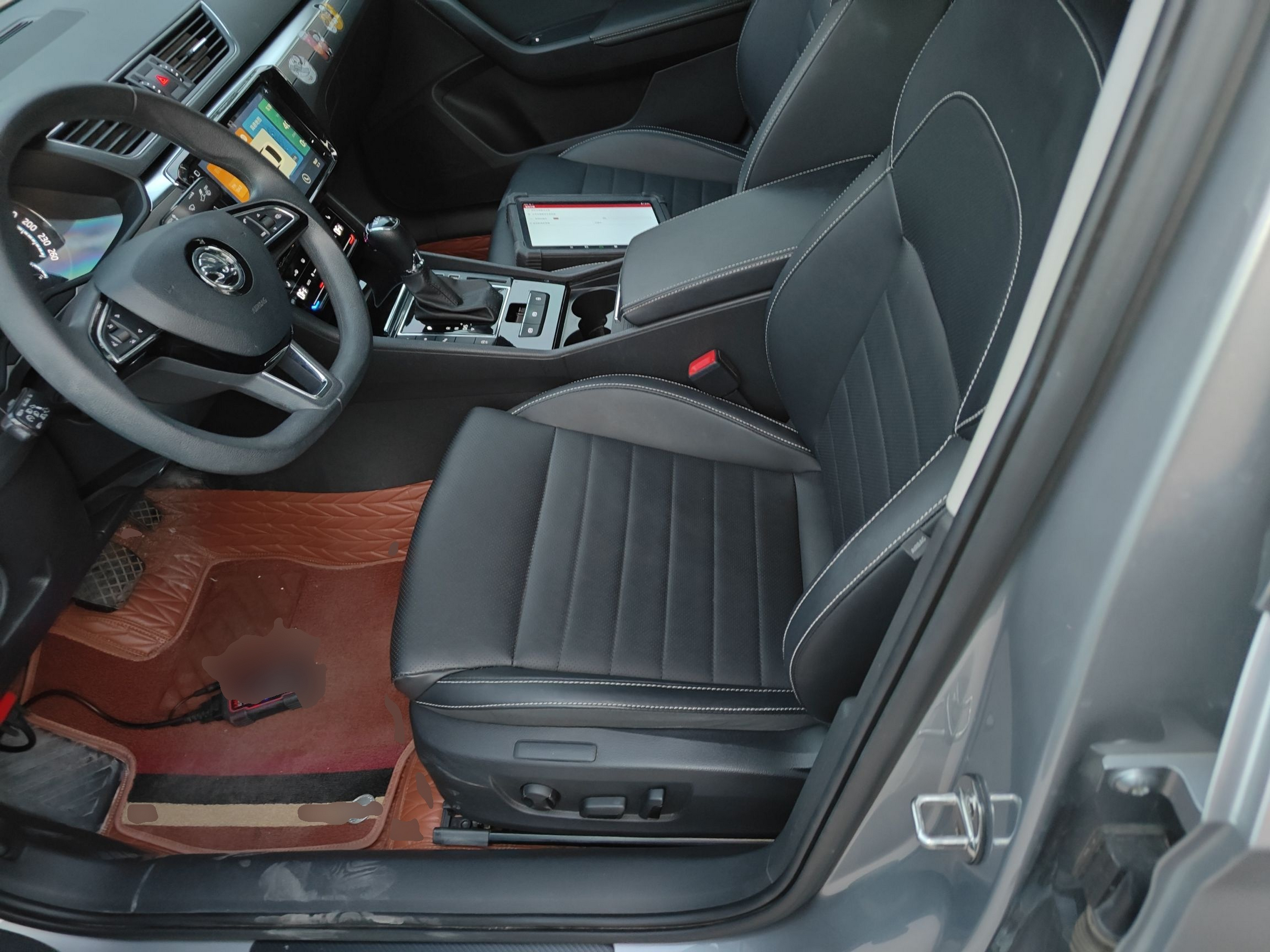 Переднее сиденье в автомобиле