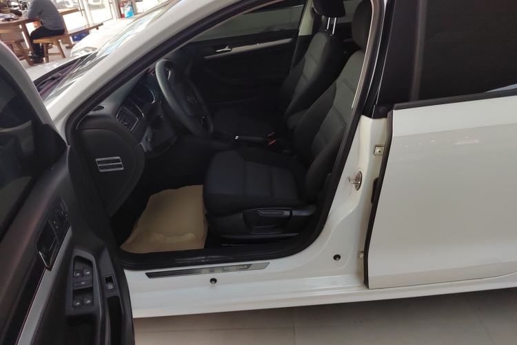 Used Volkswagen Sagitar 2015 1.6L Automatic Fashion Model
