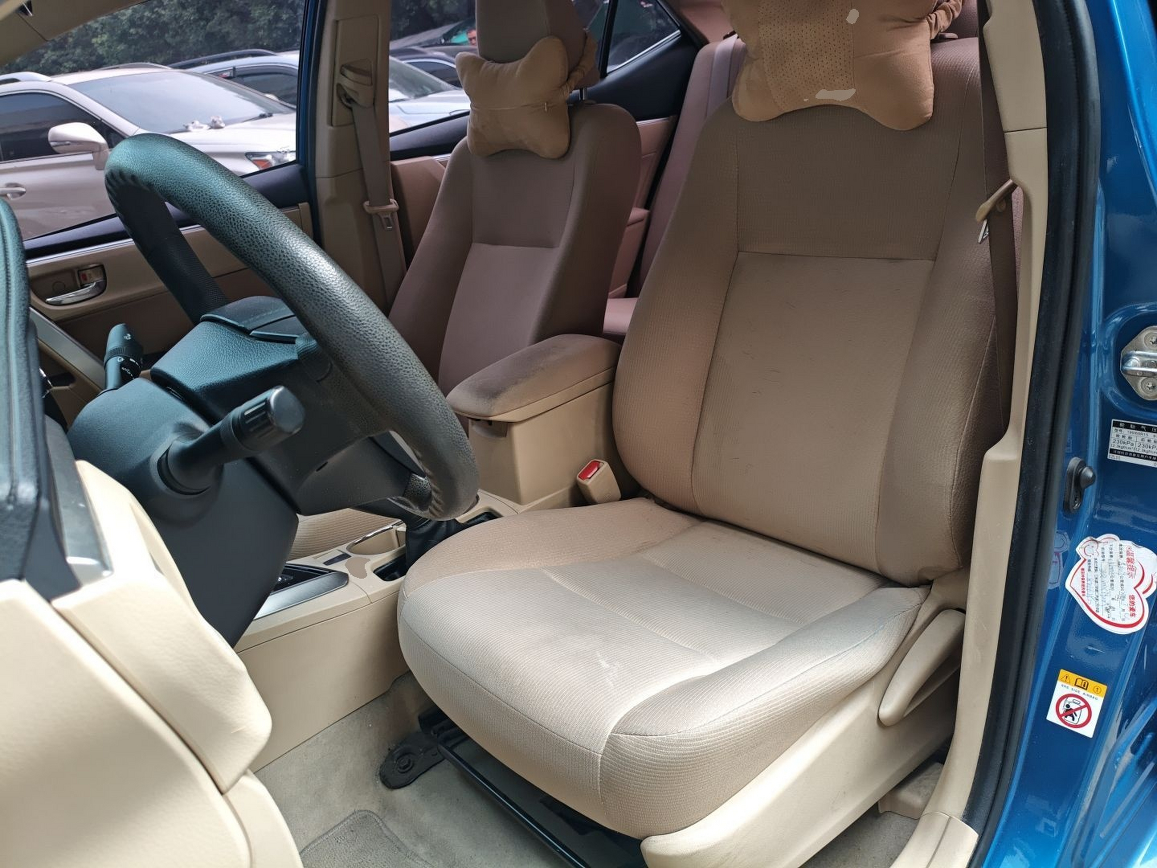 المقاعد الأمامية داخل السيارة