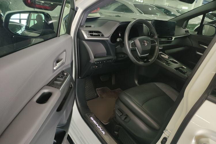 Used Toyota Sienna 2023 2.5L Hybrid Deluxe Edition