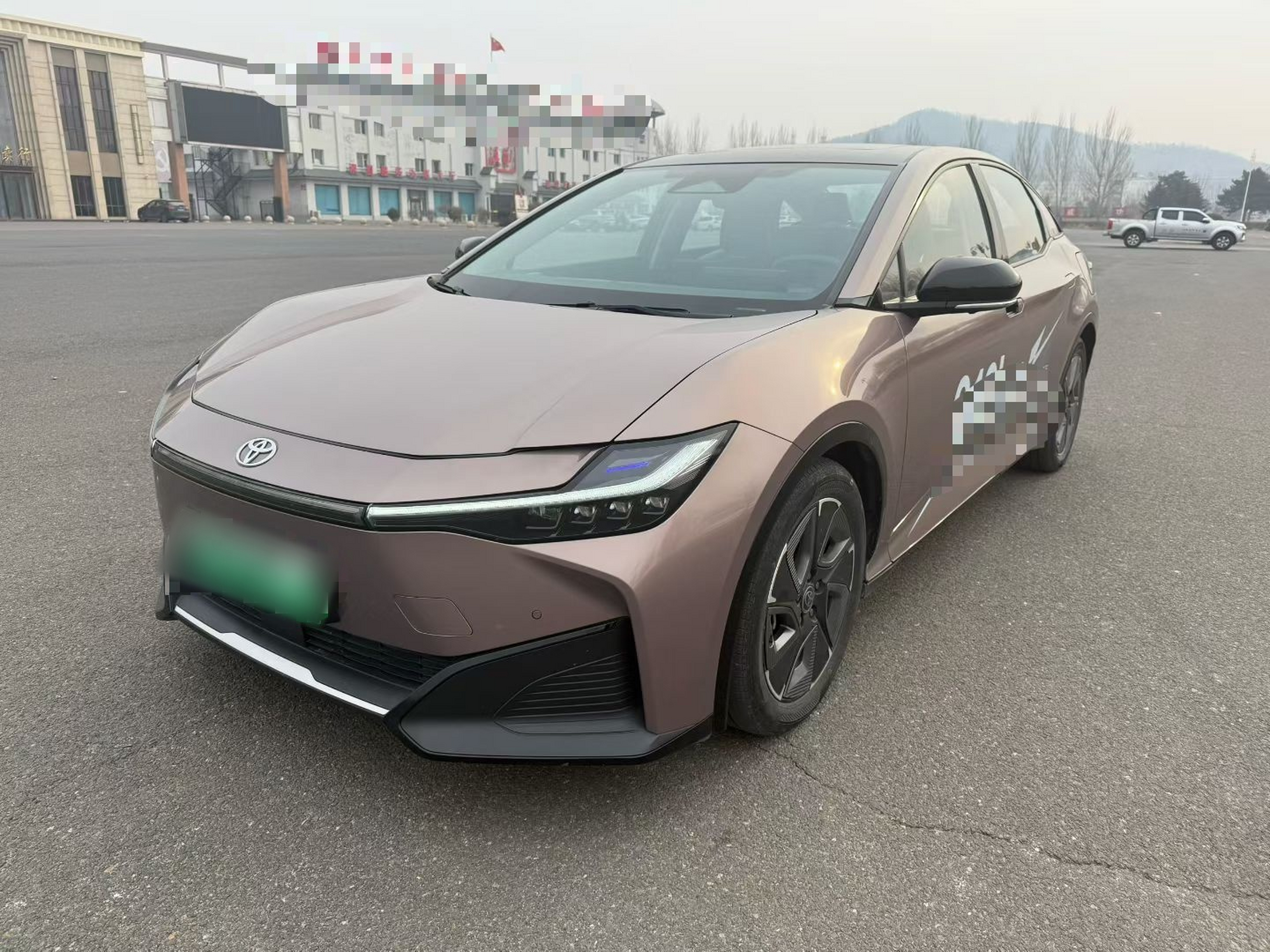 تحت مقدمة السيارة