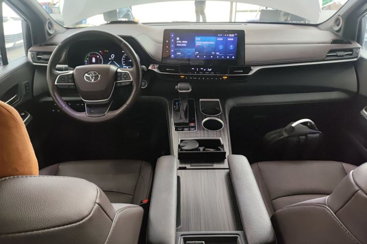 Used Toyota Sienna 2023 2.5L Hybrid Platinum Edition
