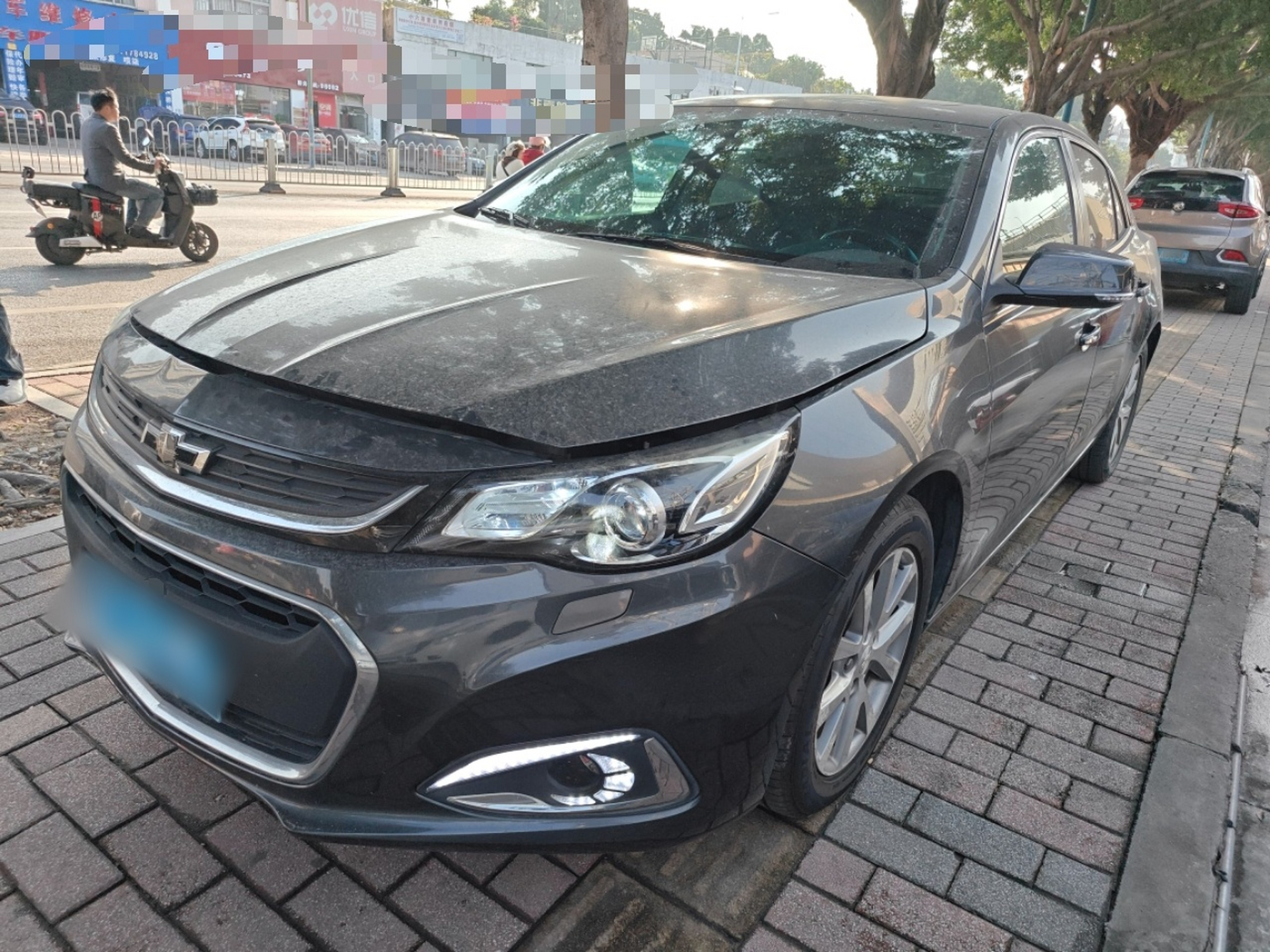 Под передней частью автомобиля