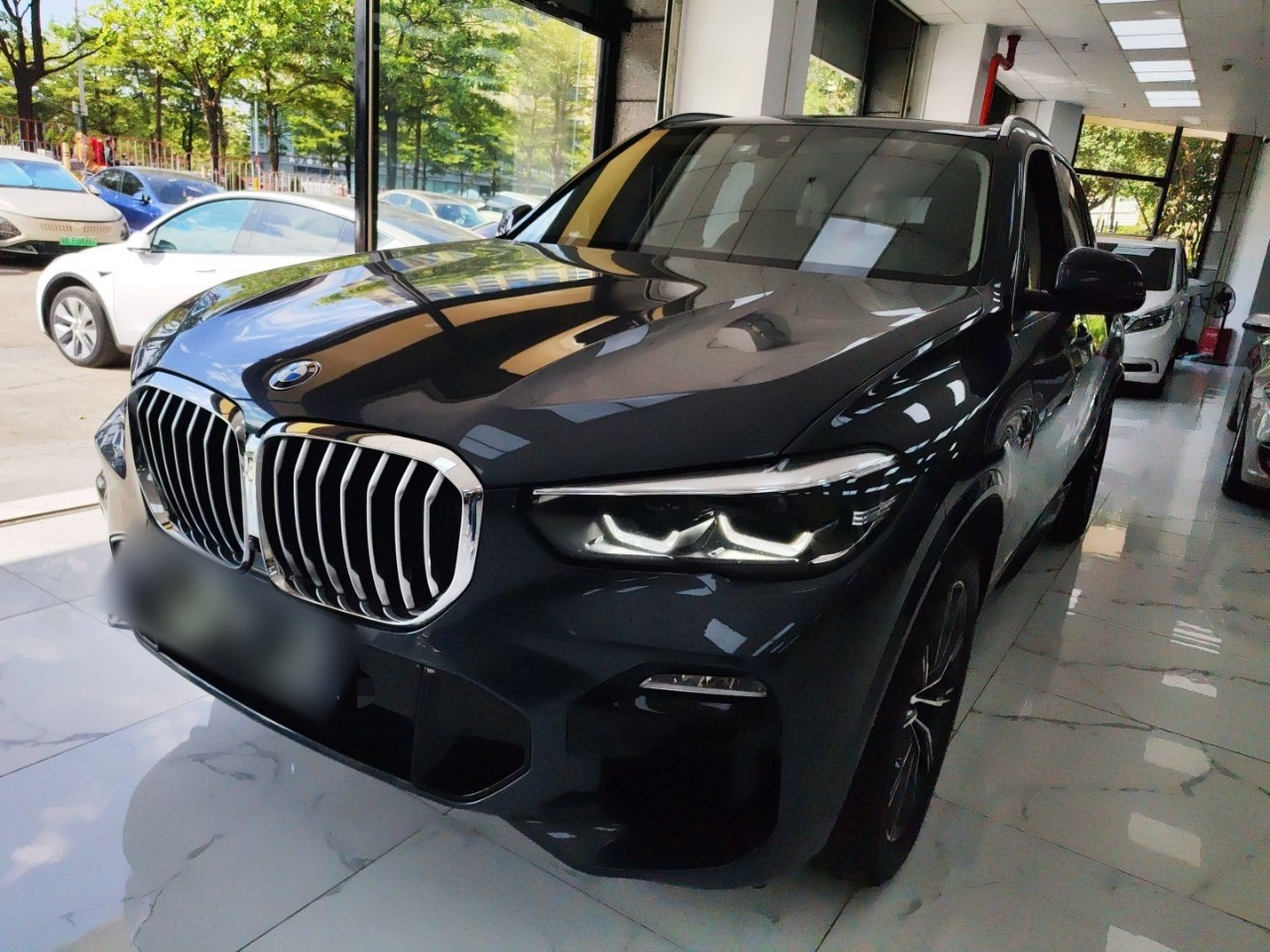 Под передней частью автомобиля