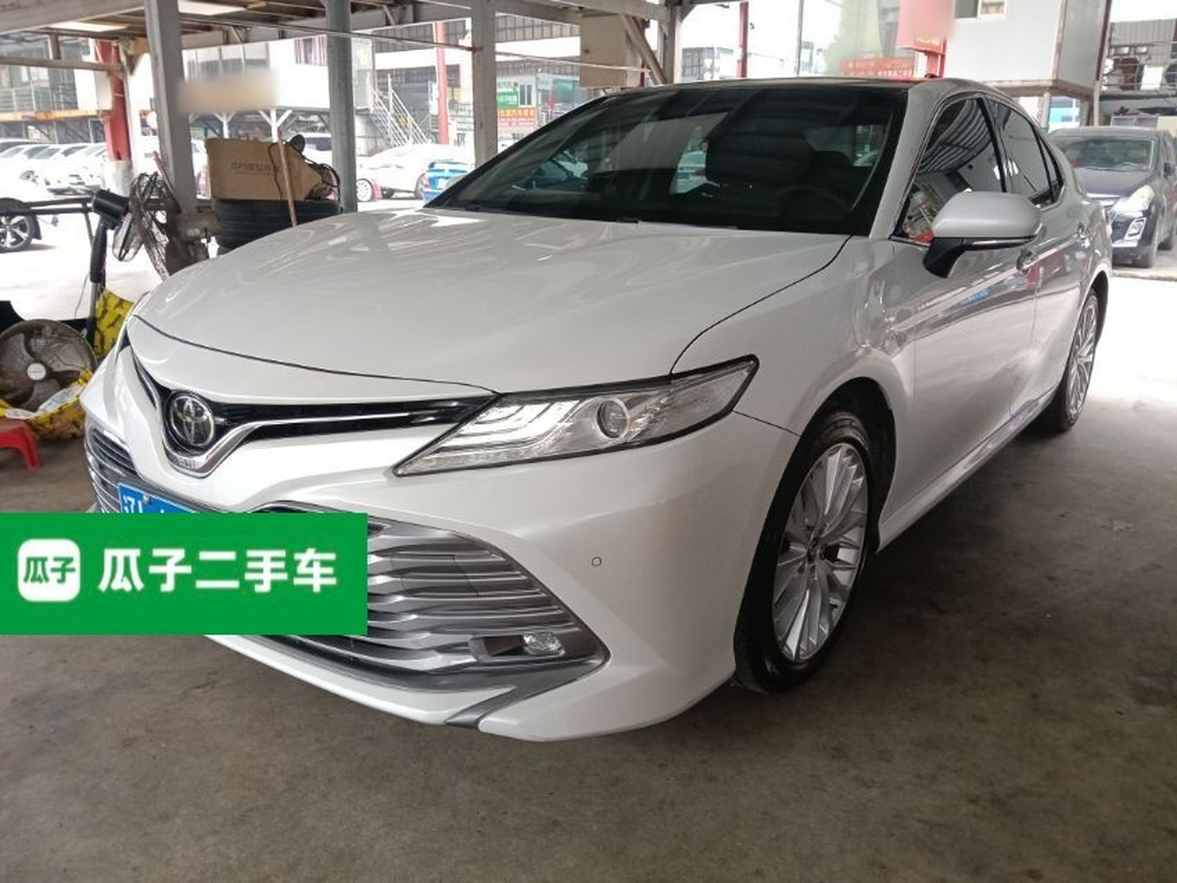 تحت مقدمة السيارة