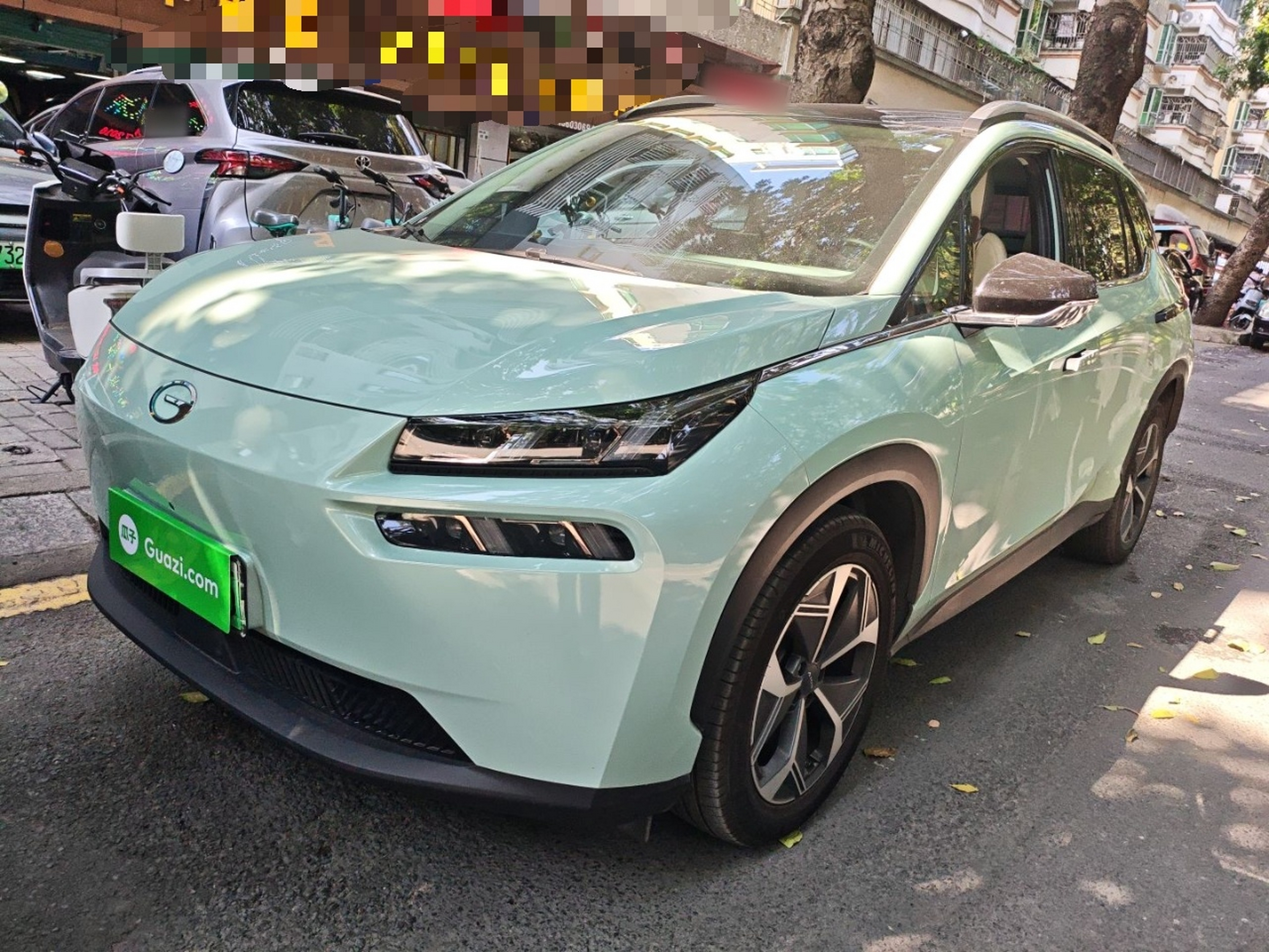 Под передней частью автомобиля