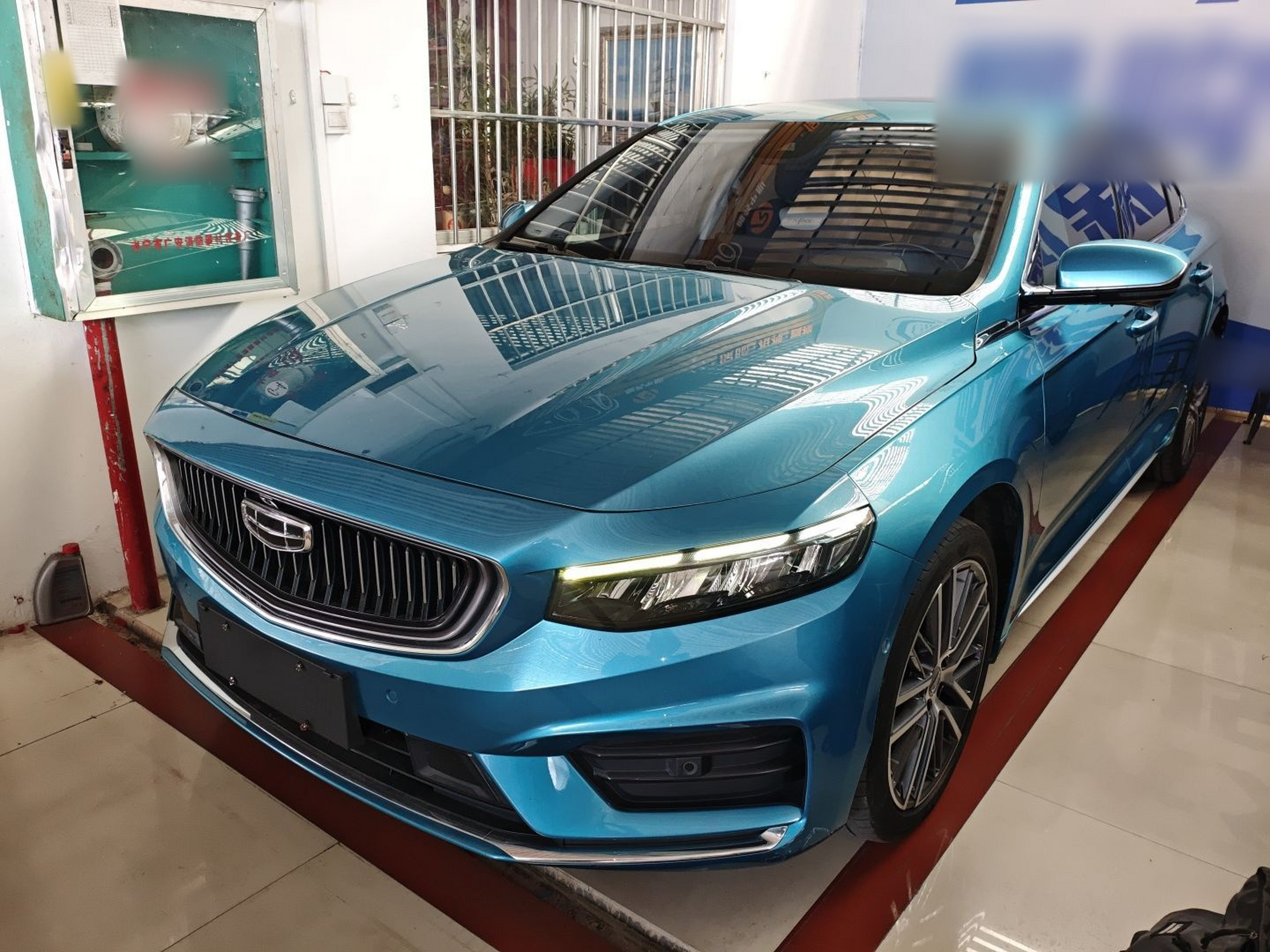 تحت مقدمة السيارة