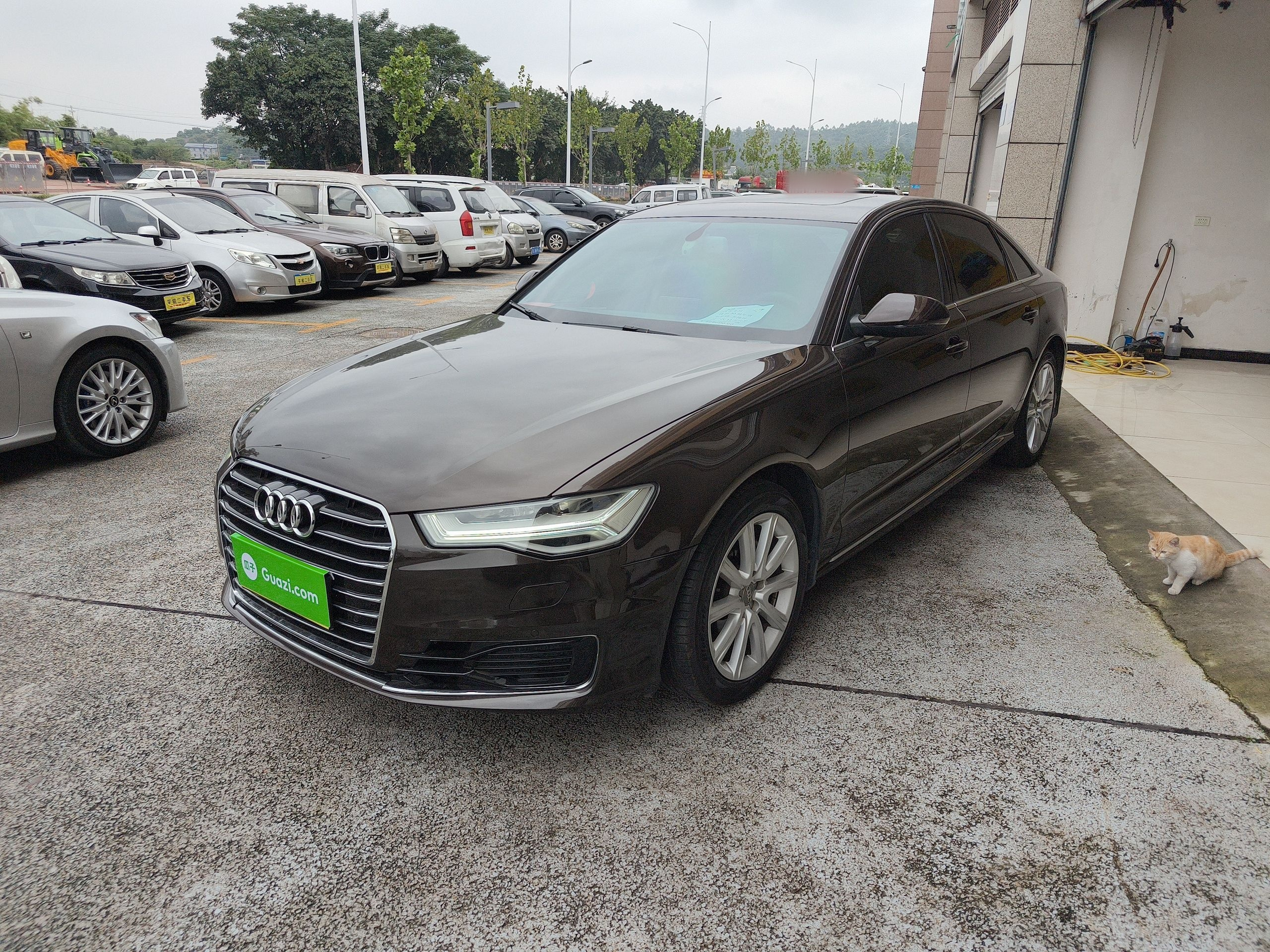 Под передней частью автомобиля