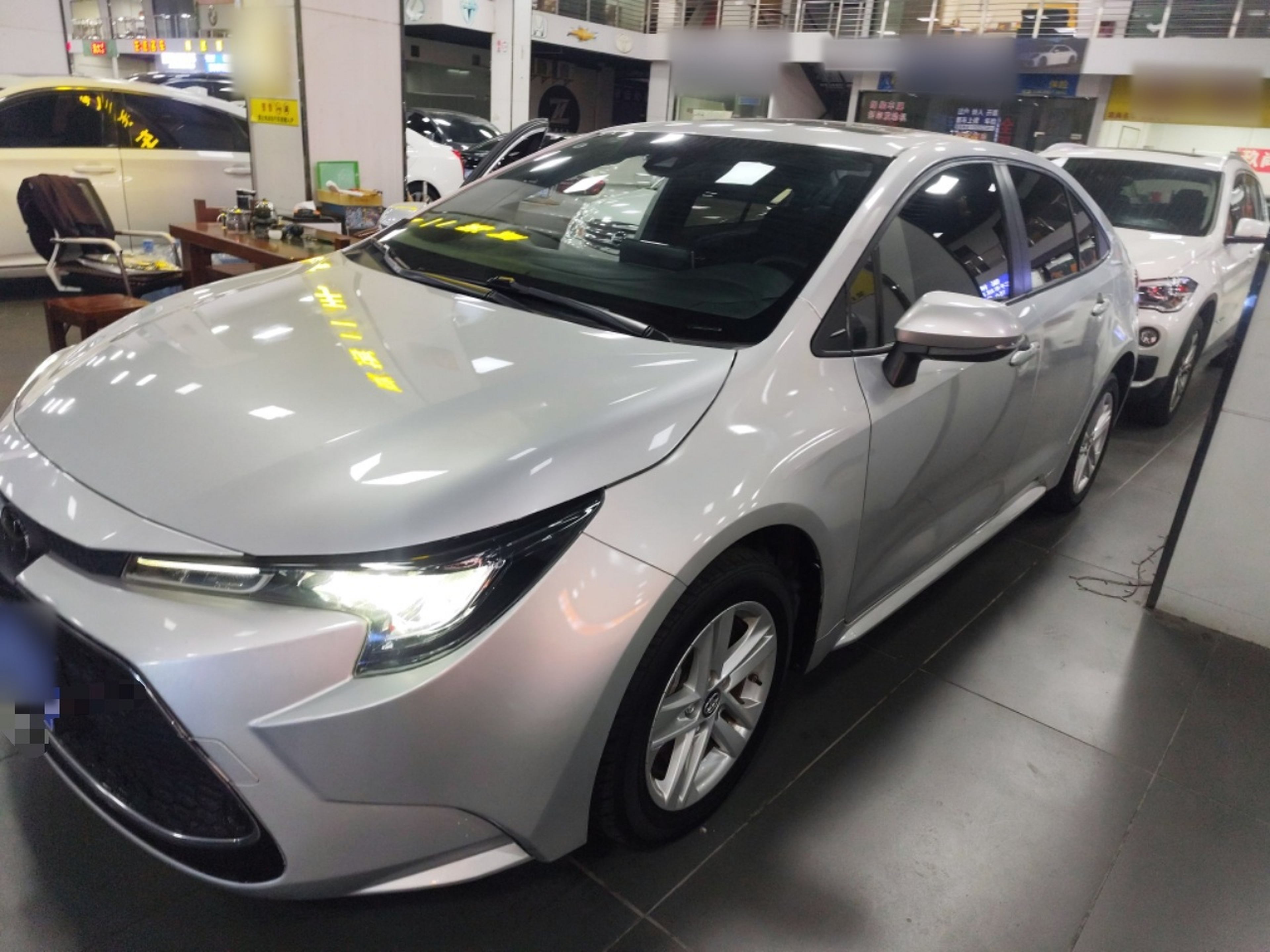 تحت مقدمة السيارة