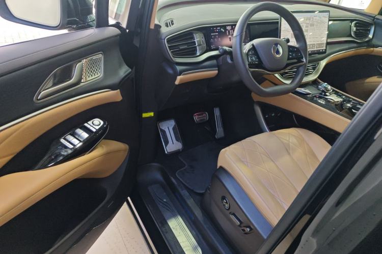 Used Denza D9 2025 DM-i Intelligent Drive 1020 Four-Wheel Drive Prestige Model
