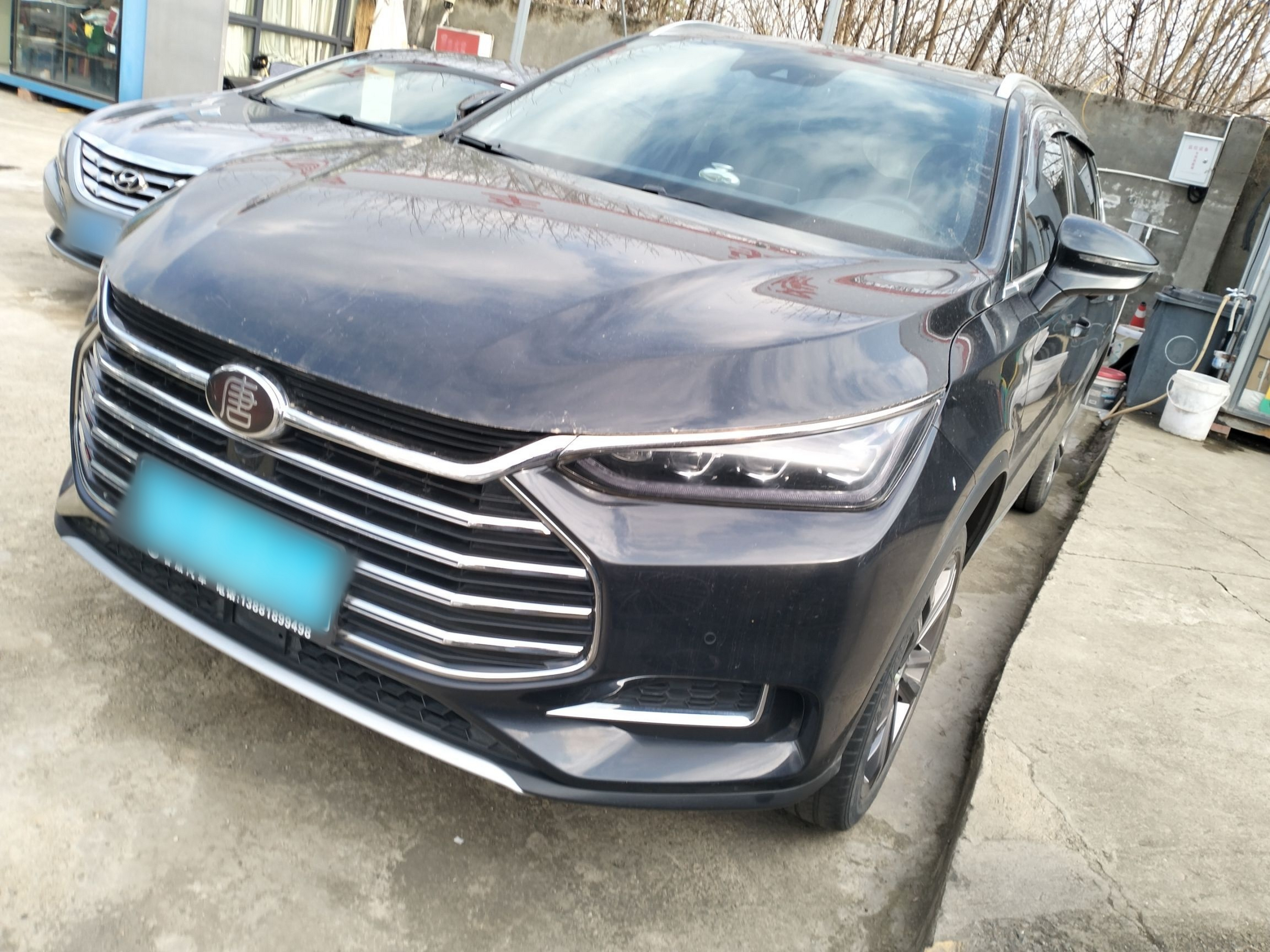 Под передней частью автомобиля