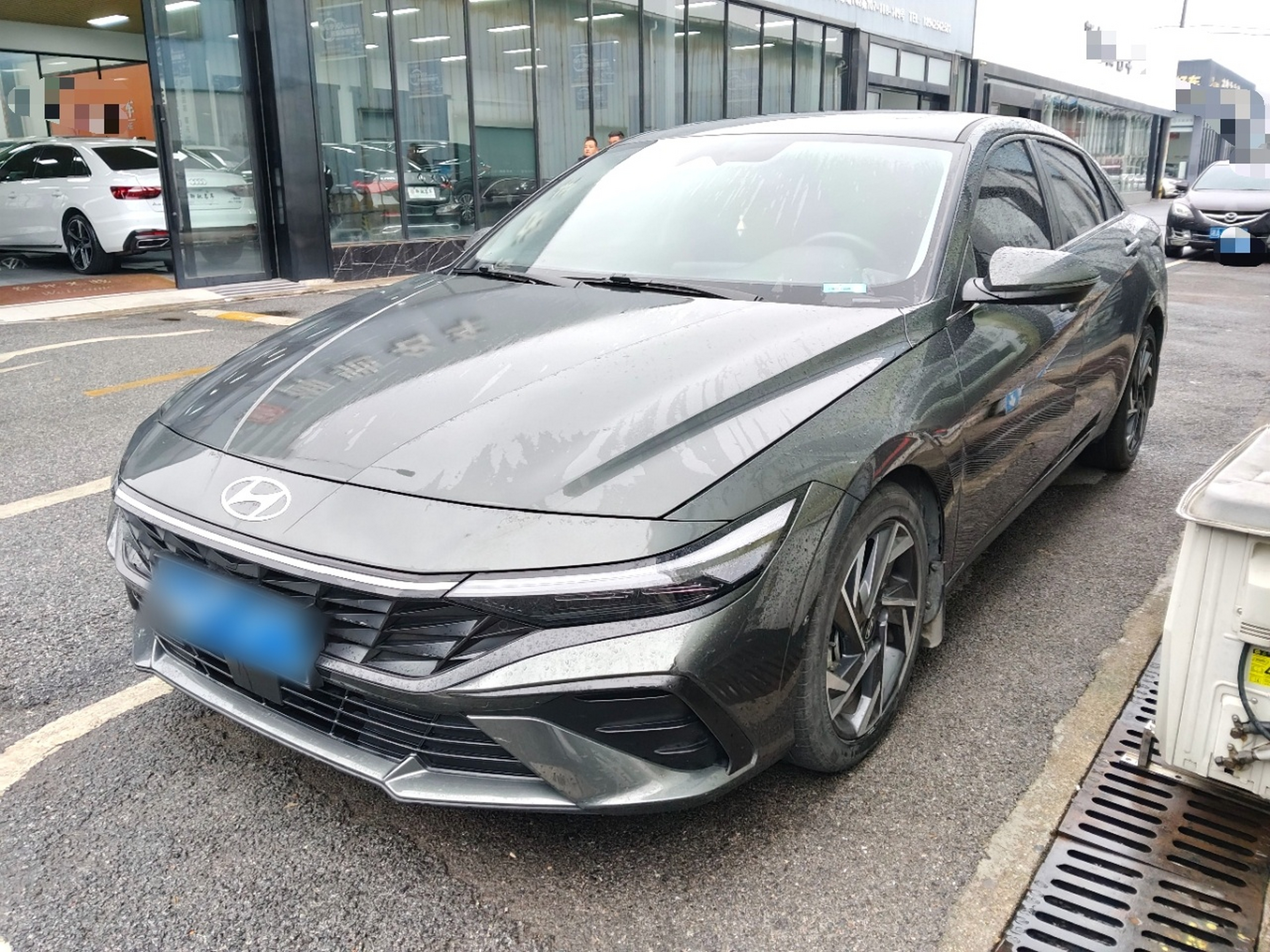 تحت مقدمة السيارة