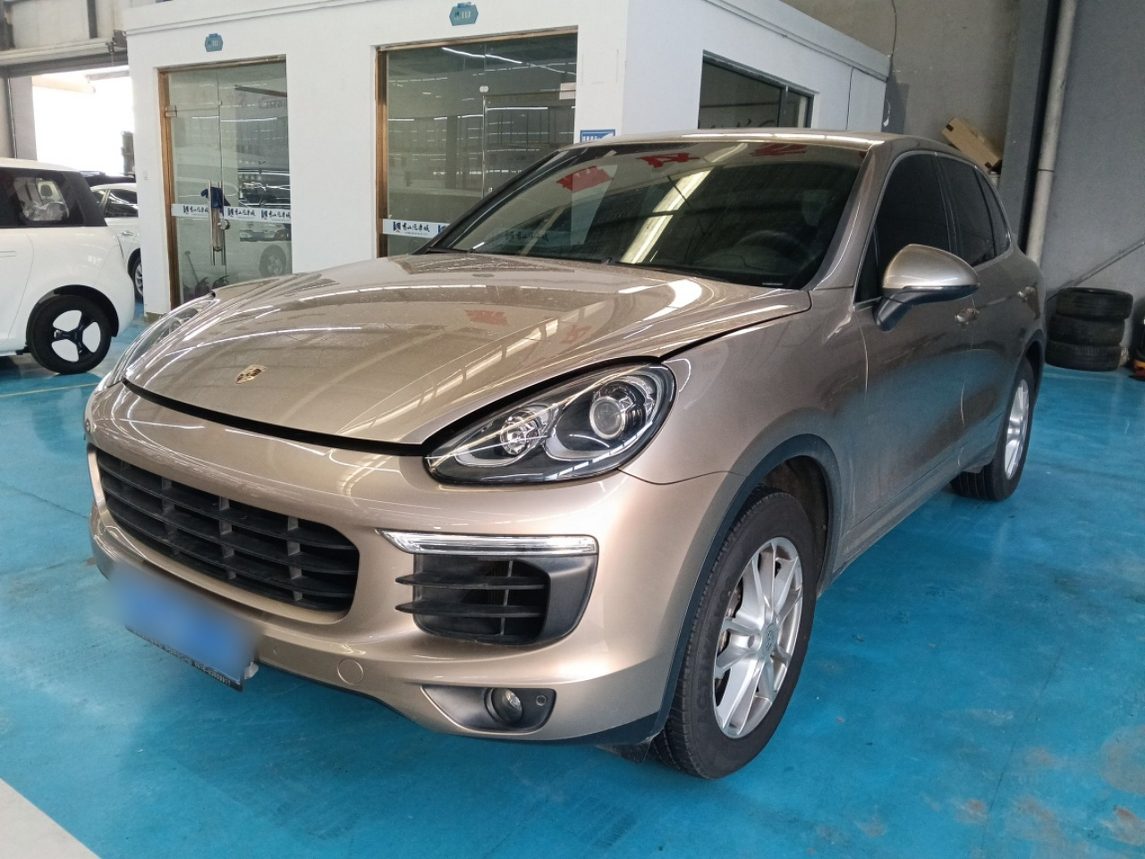 تحت مقدمة السيارة