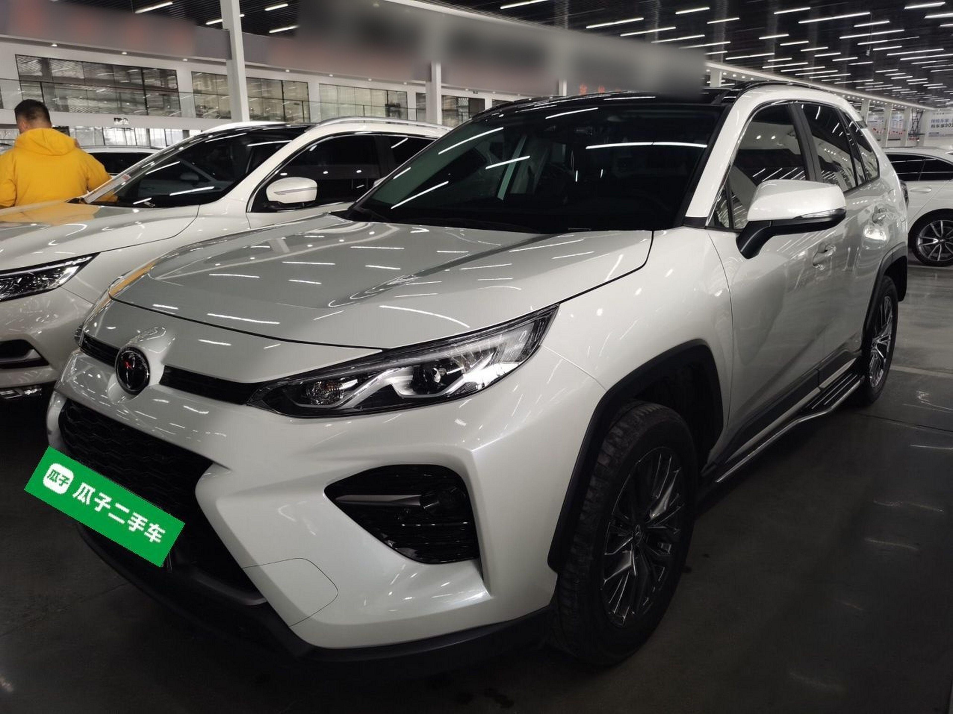 تحت مقدمة السيارة